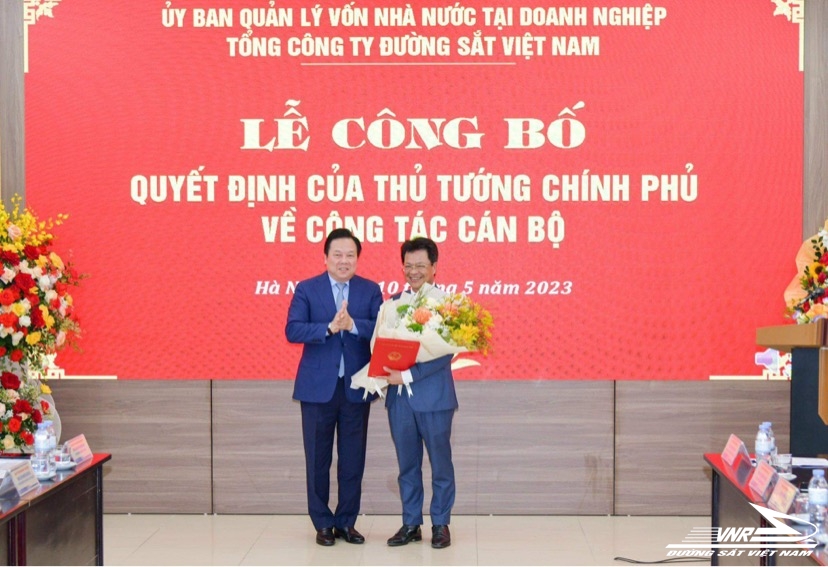 Đồng chí Nguyễn Hoàng Anh, Chủ tịch Ủy ban Quản lý vốn nhà nước tại doanh nghiệp trao Quyết định