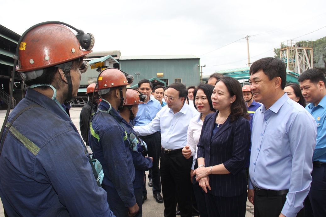 Phó Chủ tịch nước Võ Thị Ánh Xuân, lãnh đạo tỉnh Quảng Ninh và TKV thăm hỏi việc làm, đời sống của thợ mỏ Than Thống Nhất.