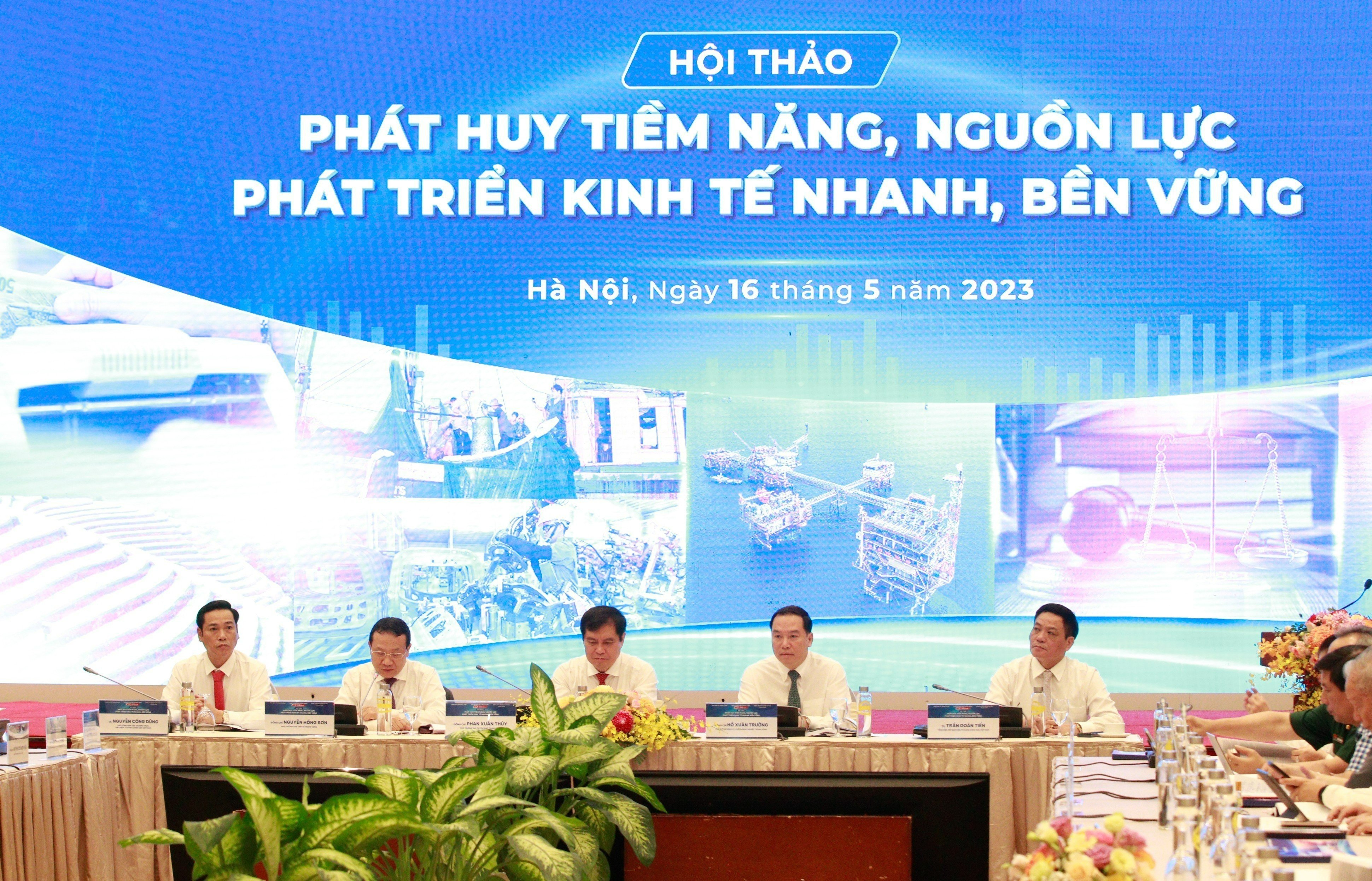 Đoàn Chủ trì Hội thảo.