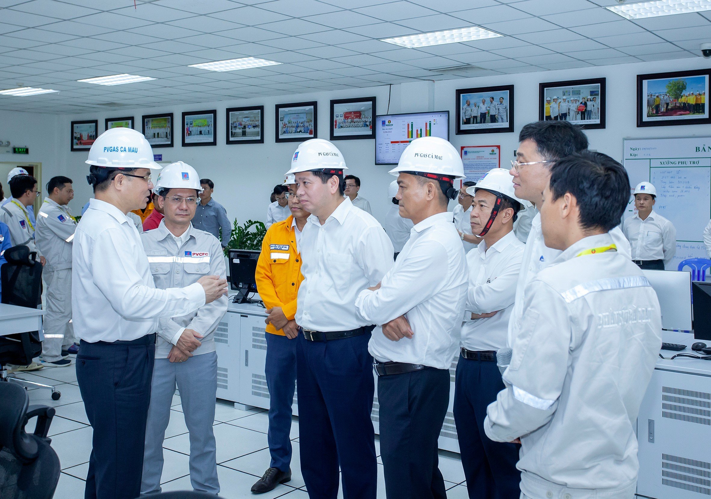 Đoàn công tác thăm nhà máy Đạm Cà Mau.