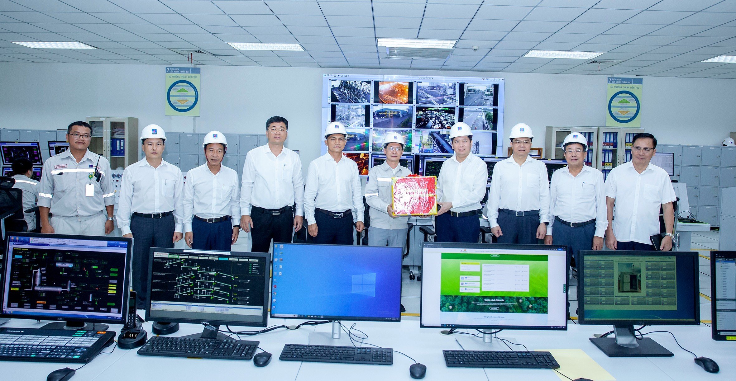 Đoàn công tác tặng quà cho cán bộ, người lao động của PVCFC.