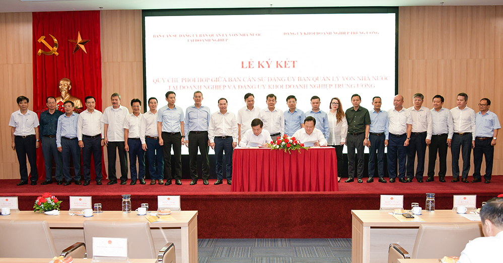 Đại diện lãnh đạo hai bên ký kết hợp đồng.