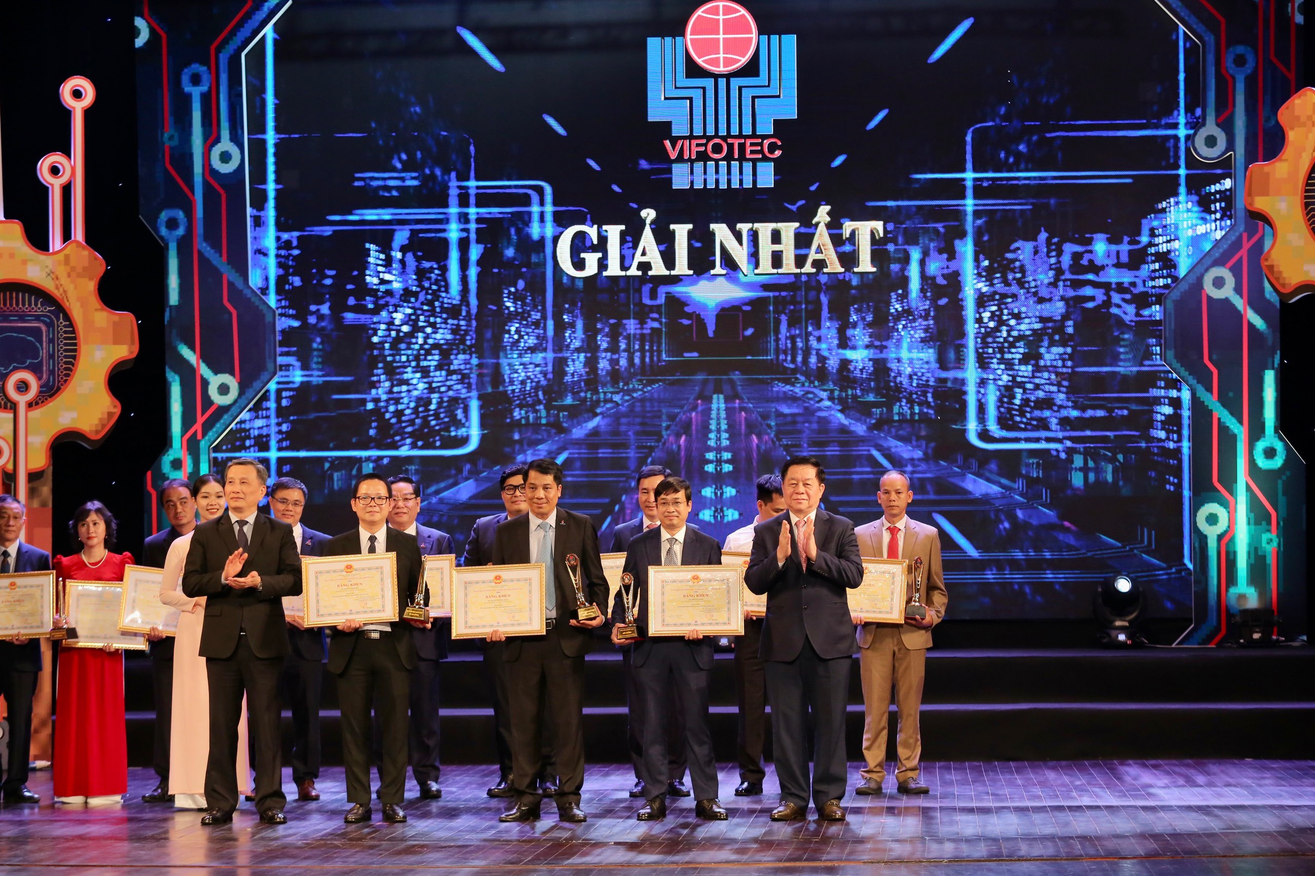 Cụm công trình “Nghiên cứu, lựa chọn giải pháp và phát triển, ứng dụng công nghệ nâng cao hệ số thu hồi dầu cho đối tượng trầm tích lục nguyên của các mỏ dầu tại bể Cửu Long, thềm lục địa Việt Nam” do VPI chủ trì thực hiện đạt giải Nhất Giải thưởng Sáng tạo Khoa học Công nghệ Việt Nam (Vifotec).