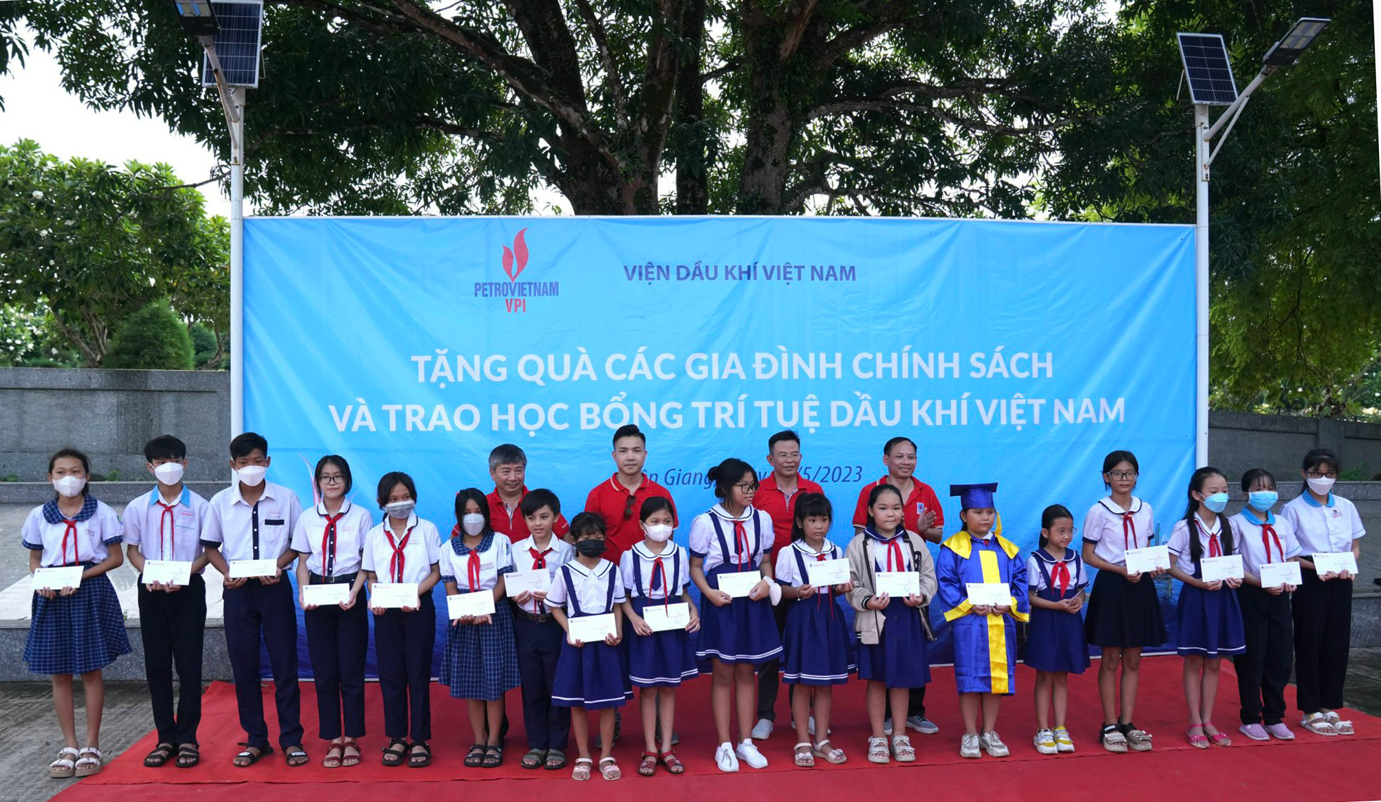 Các em học sinh vượt khó học giỏi được VPI trao tặng Học bổng “Trí tuệ Dầu khí Việt Nam”.