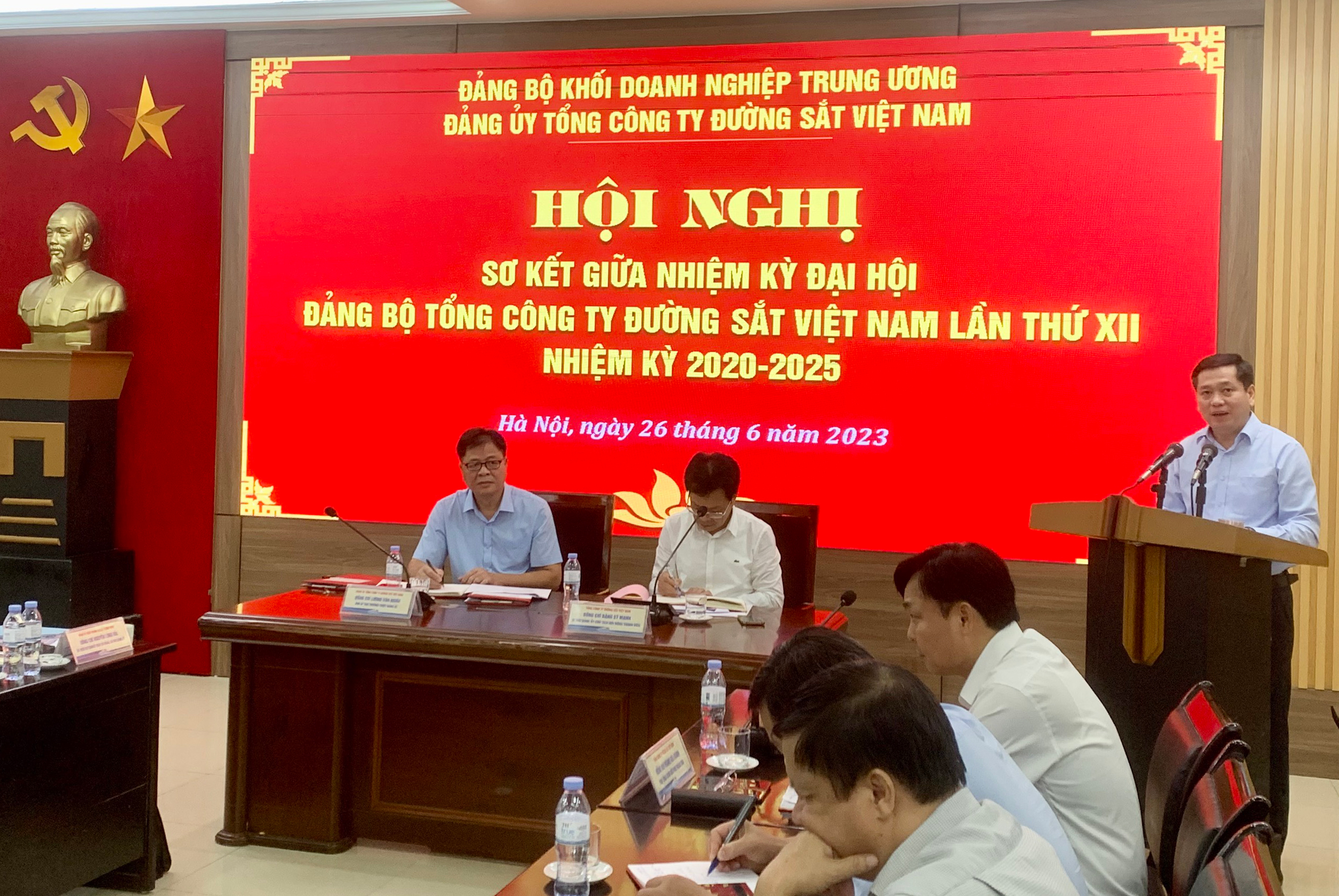 Đồng chí Nguyễn Long Hải - Ủy viên dự khuyết BCH Trung ương Đảng, Bí thư Đảng ủy Khối chủ trì Hội nghị.