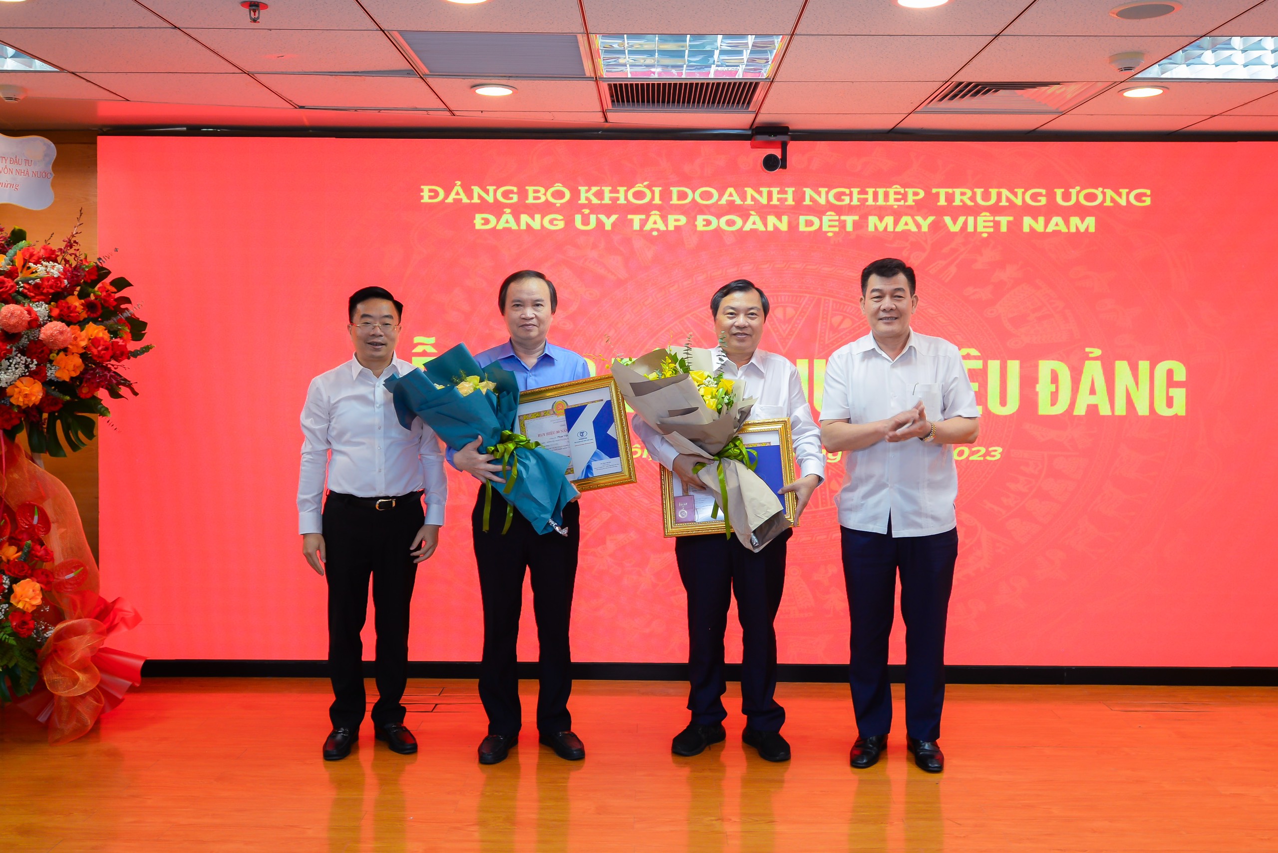 Trao tặng Huy hiệu 55, 45 và 30 năm tuổi Đảng cho các đ/c là Nguyên lãnh đạo và Lãnh đạo Vinatex các thời kỳ.