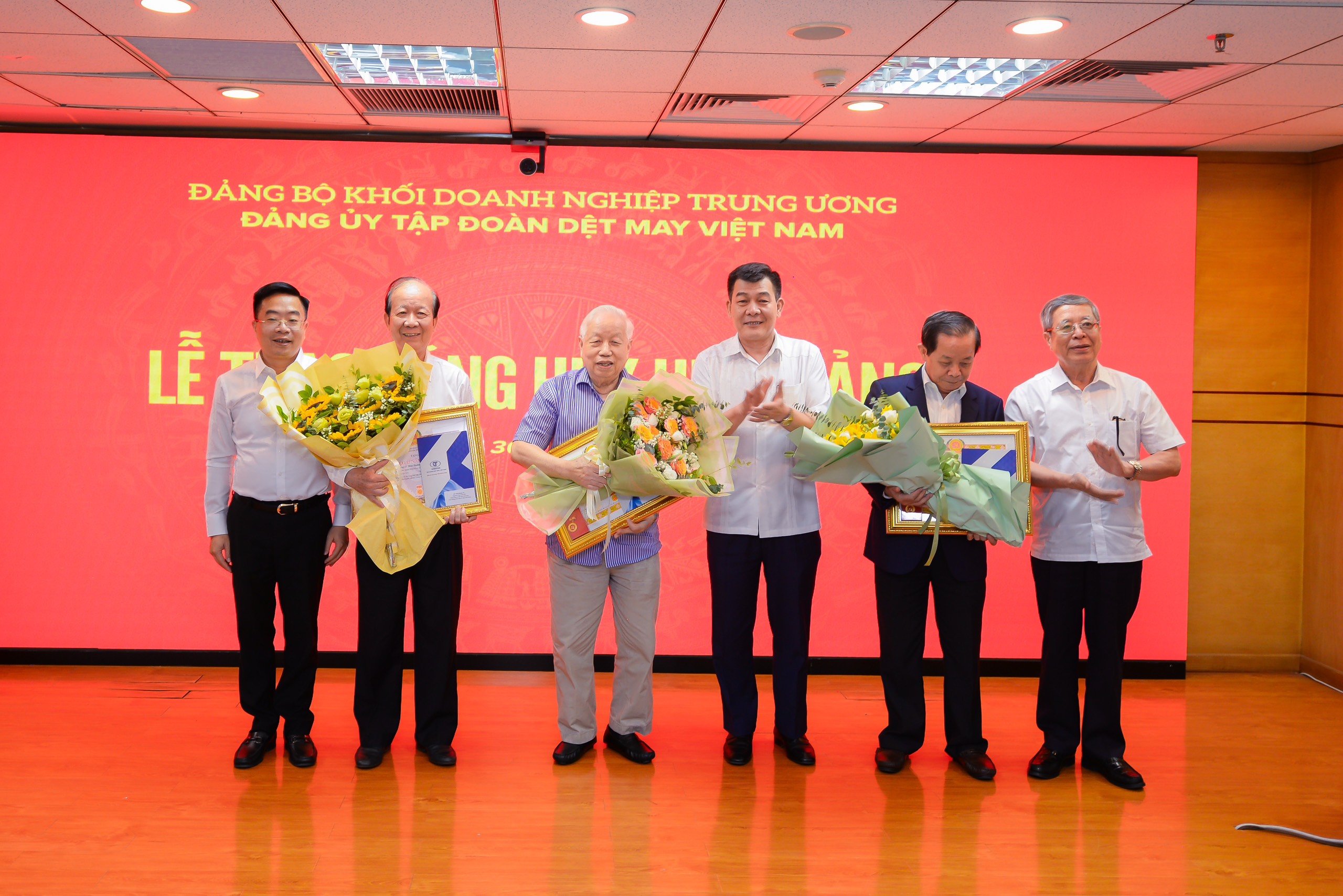 -	Trao tặng Huy hiệu 55, 45 và 30 năm tuổi Đảng cho các đ/c là Nguyên lãnh đạo và Lãnh đạo Vinatex các thời kỳ.