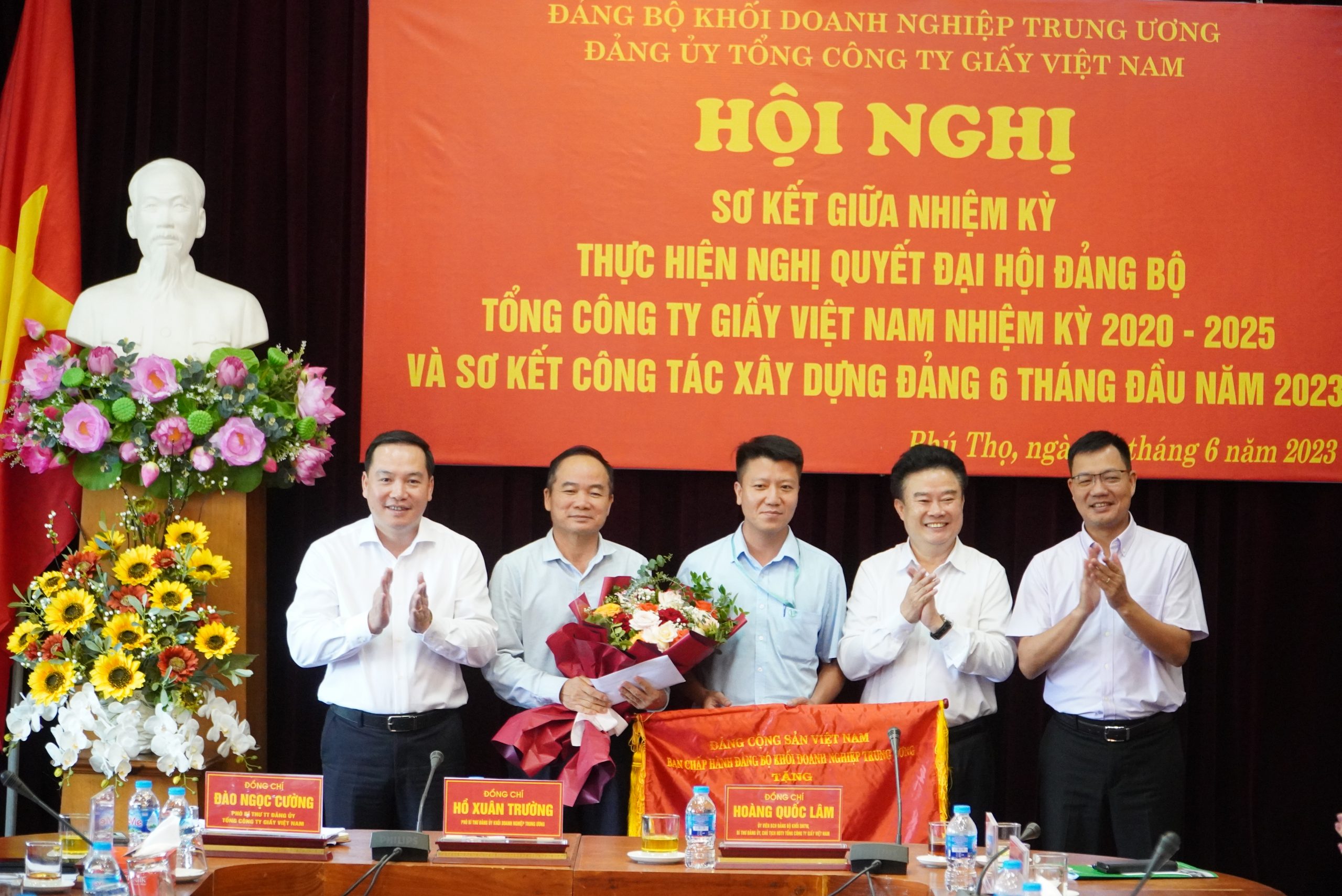 Đồng chí Hồ Xuân Trường - Phó Bí thư Đảng ủy Khối trao tặng Cờ tổ chức Đảng đạt tiêu chuẩn hoàn thành xuất sắc nhiệm vụ tiêu biểu 5 năm liền (2018 – 2022) cho Đảng bộ Nhà máy Hóa chất.