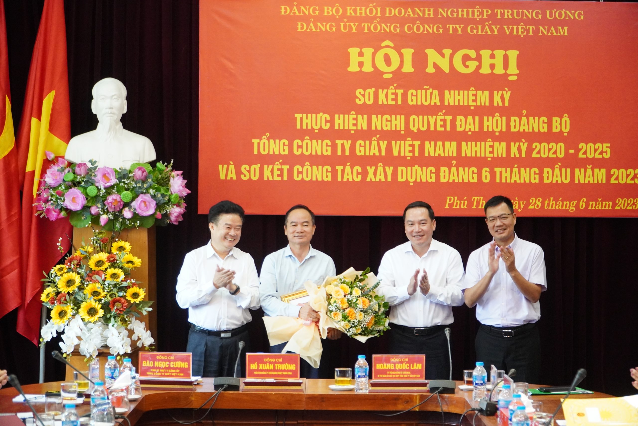 Đồng chí Nguyễn Xuân Mai - Bí thư Đảng ủy, Giám đốc Nhà máy Hóa chất vinh dự nhận Bằng khen của Đảng ủy Khối Doanh nghiệp Trung ương.