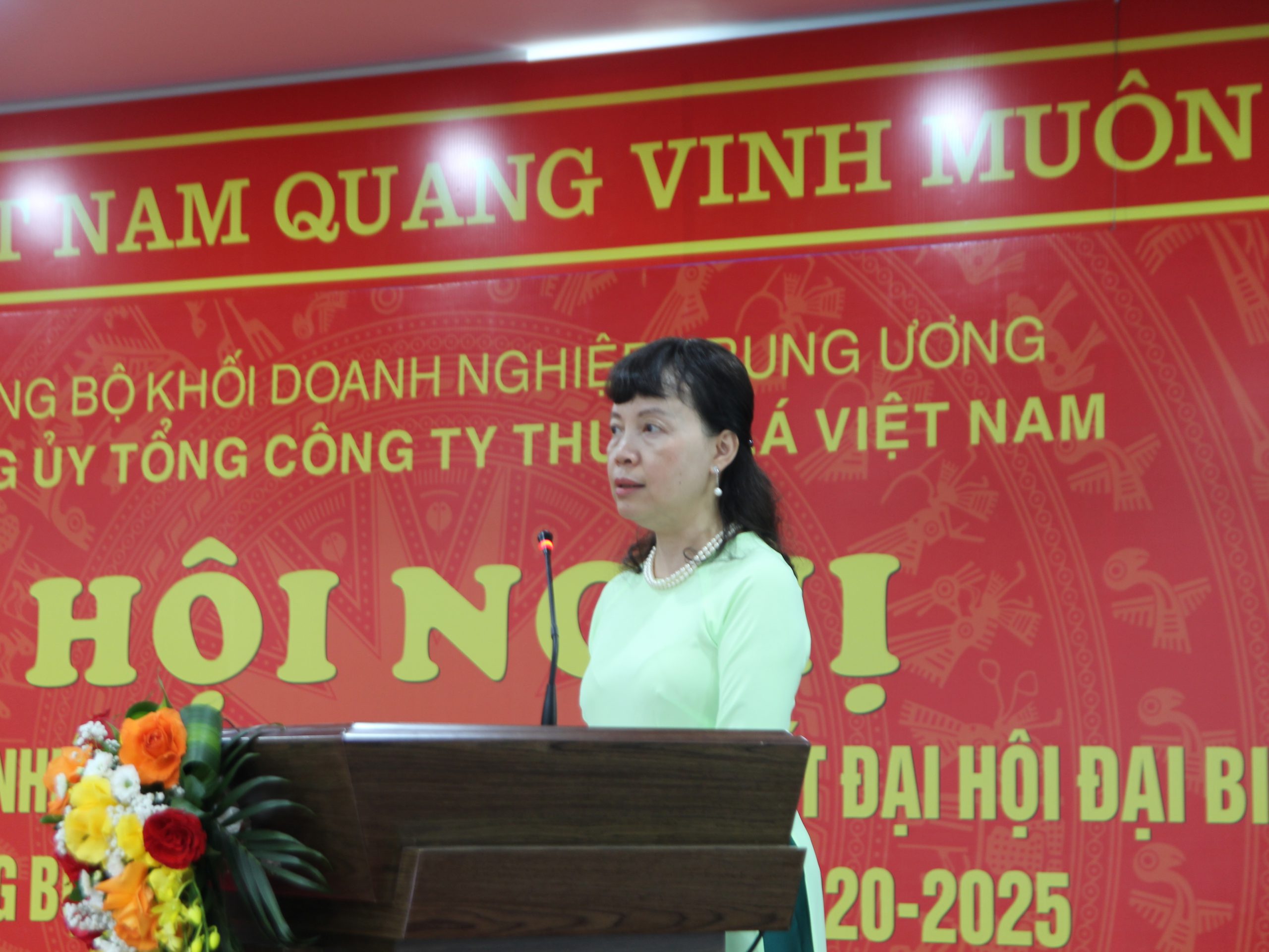 rần Thị Hoàng Mai – Phó Bí thư Thường trực Đảng ủy Vinataba báo cáo sơ kết giữa nhiệm kỳ thực hiện Nghị quyết Đại hội đại biểu của Đảng bộ, nhiệm kỳ 2020 – 2025.
