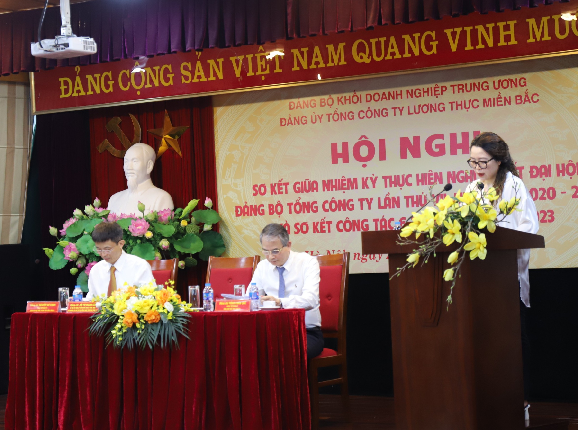 Đ/c Bùi Thị Thanh Tâm, Bí thư Đảng ủy, Chủ tịch HĐTV Tổng công ty phát biểu tại hội nghị.