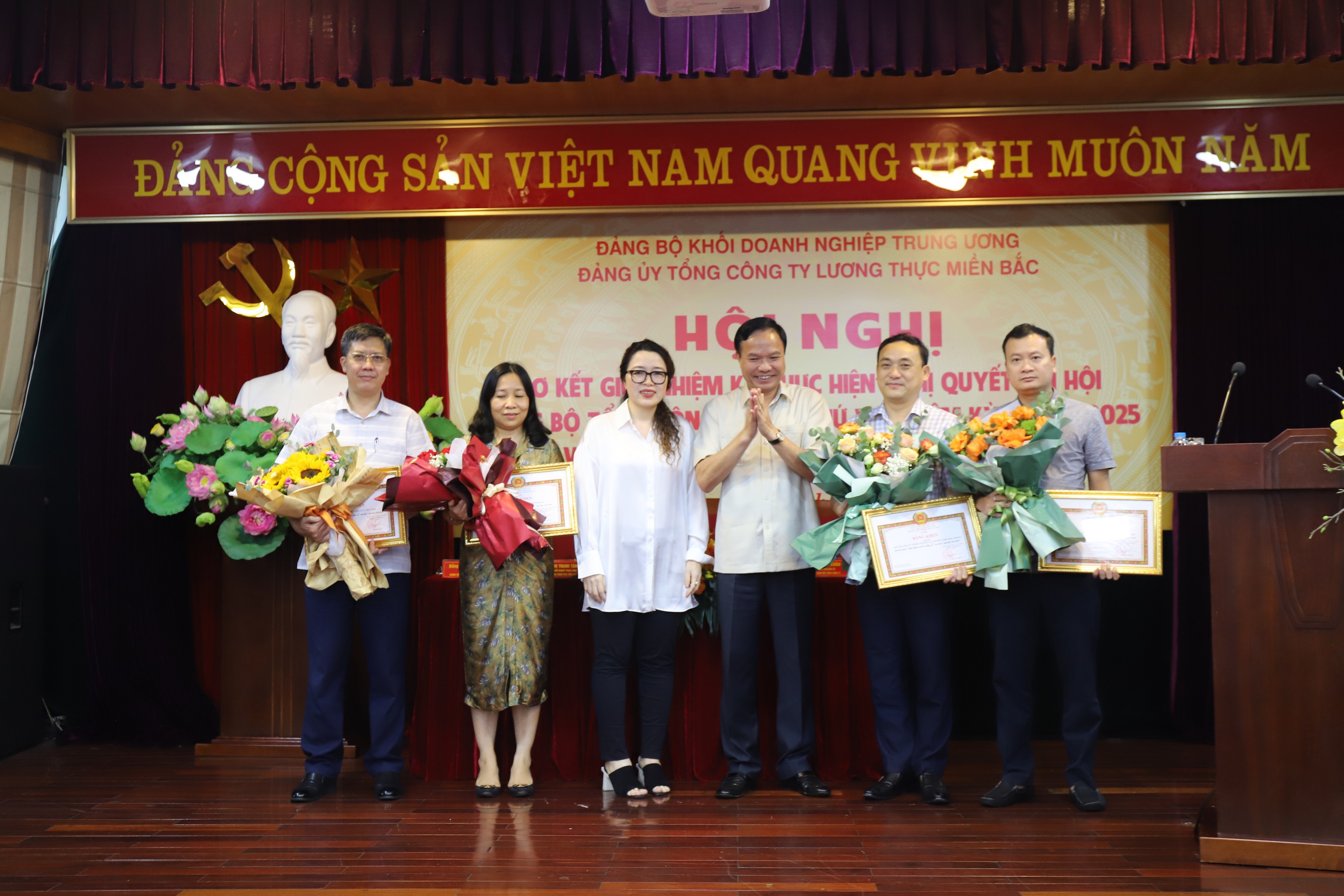 Đ/c Lê Văn Châu, Phó Bí thư ĐUK và Đ/c Bùi Thị Thanh Tâm, Ủy viên BTV ĐUK, Bí thư Đảng ủy Tổng công ty Lương thực miền Bắc trao tặng Bằng khen cho các tổ chức đảng Hoàn thành xuất sắc nhiệm vụ 5 năm liền (2018-2022)