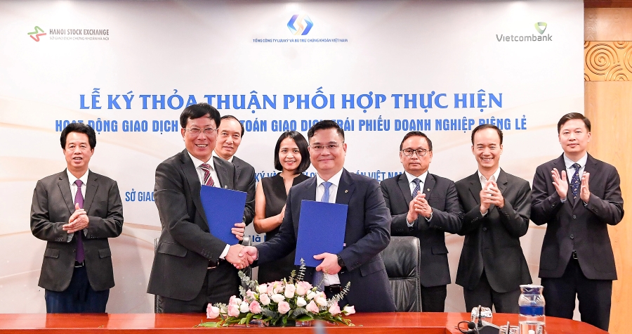 Tổng Giám đốc Vietcombank (bên phải) và Tổng Giám đốc VSDC ký kết thỏa thuận phối hợp.
