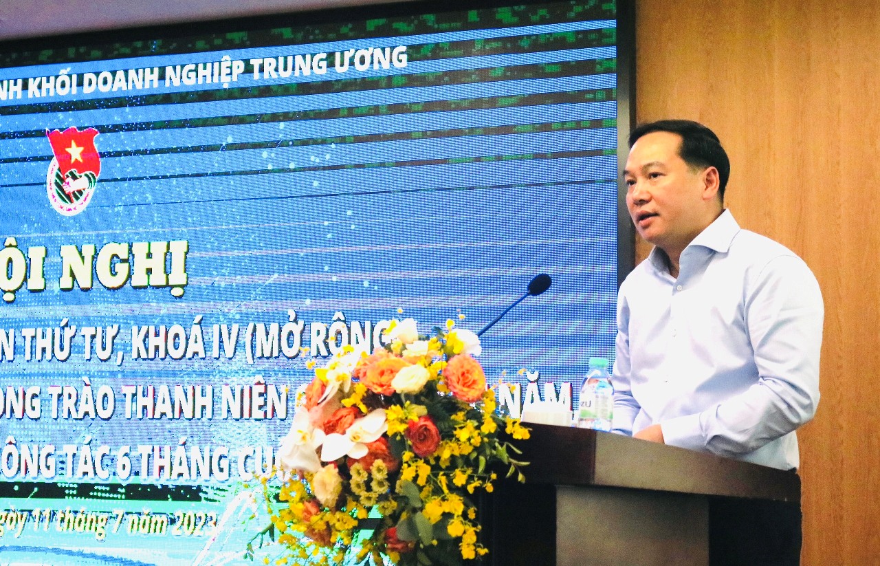 Đồng chí Hồ Xuân Trường, Phó Bí thư Đảng ủy Khối Doanh nghiệp Trung ương ghi nhận và biểu dương kết quả 6 tháng đầu năm của Đoàn Khối Doanh nghiệp Trung ương.