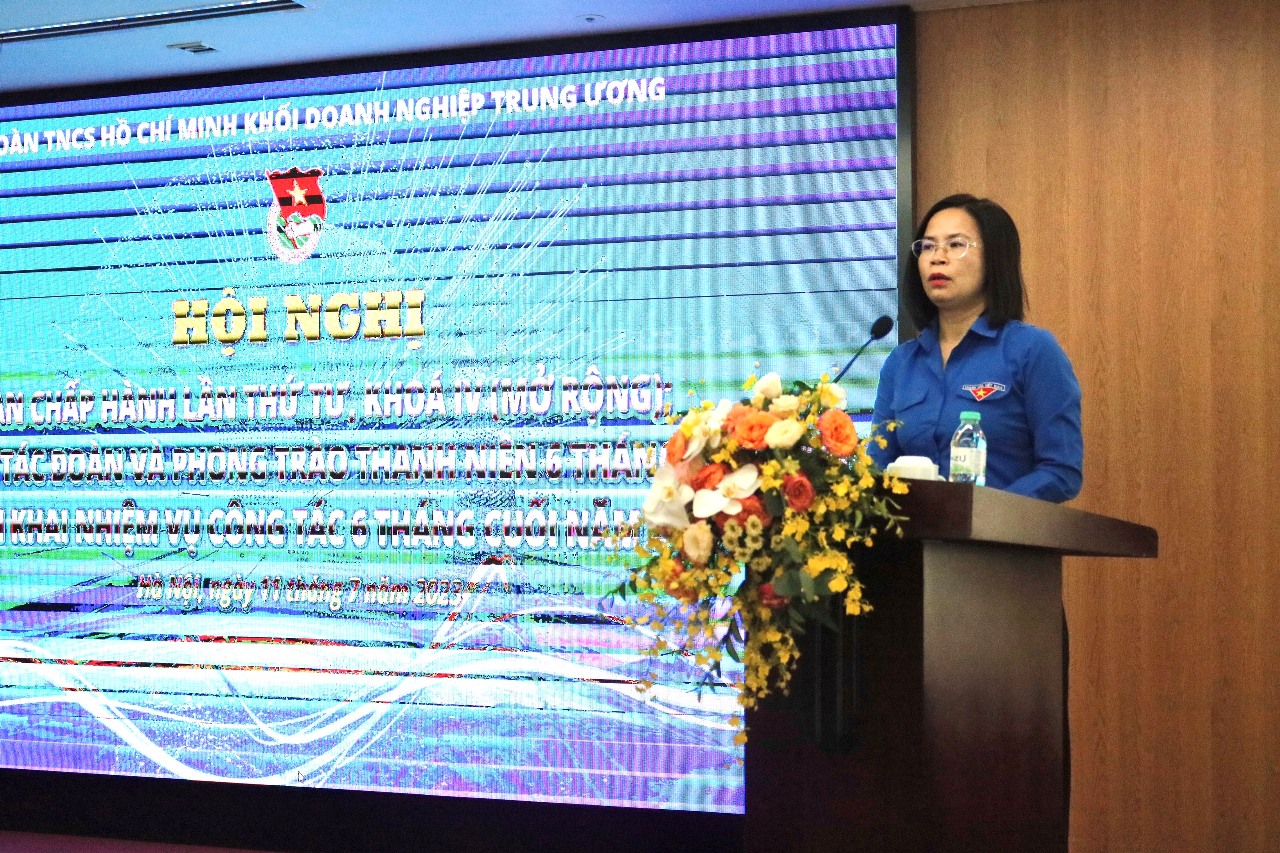 Bí thư Đoàn Khối DNT.Ư Hoàng Thị Minh Thu Phát biểu định hướng hội nghị.