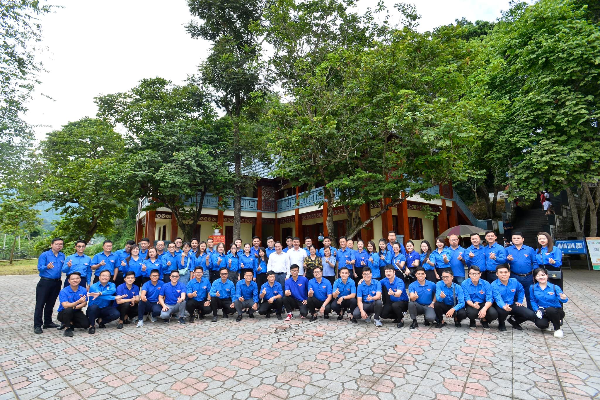 Đoàn công tác dâng hương và thăm quan Khu di tích Sở chỉ huy chiến dịch Điện Biên Phủ