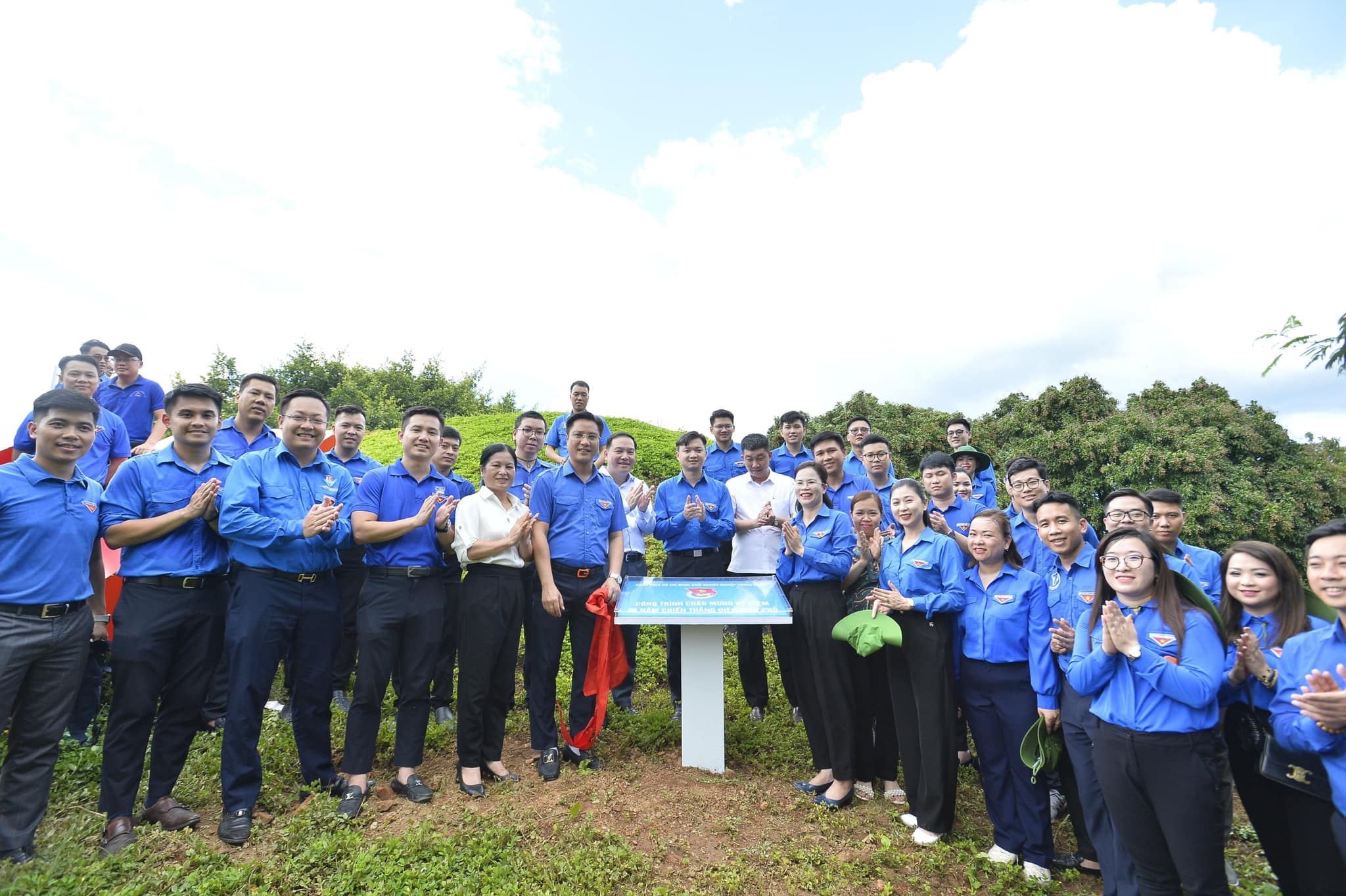 Các đc lãnh đạo rút băng khánh thành Công trình chữ A1 tại di tích đồi A1