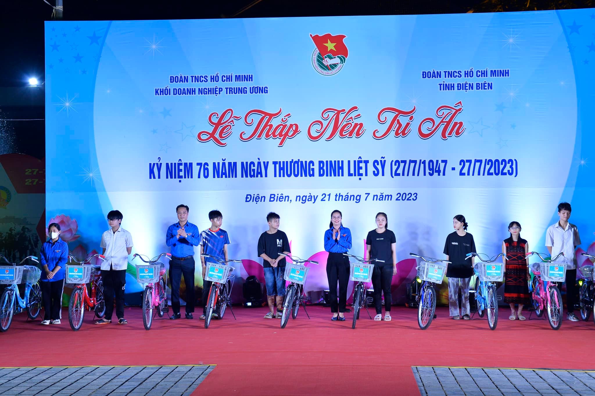 Đc Hoàng Thị Minh Thu - Bí thư Đoàn khối tặng quà cho các em học sinh là ocn em các gia đình chính sách có hoàn cảnh khó khăn