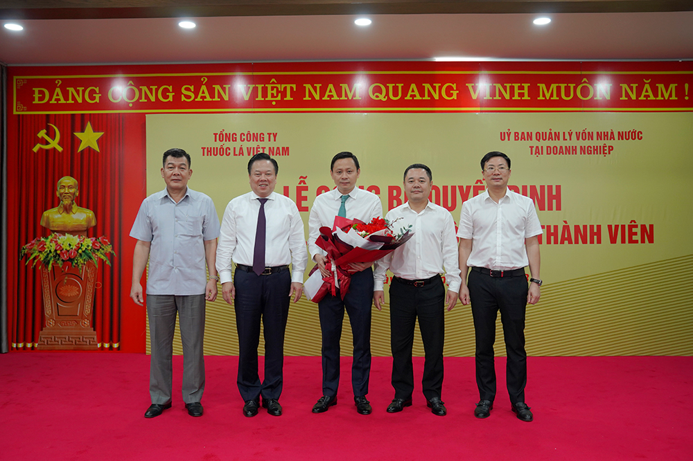 các đại biểu chụp ảnh lưu niệm.