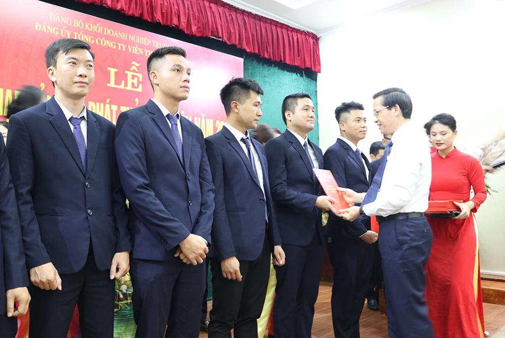 trao Quyết định kết nạp Đảng cho các đảng viên mới.