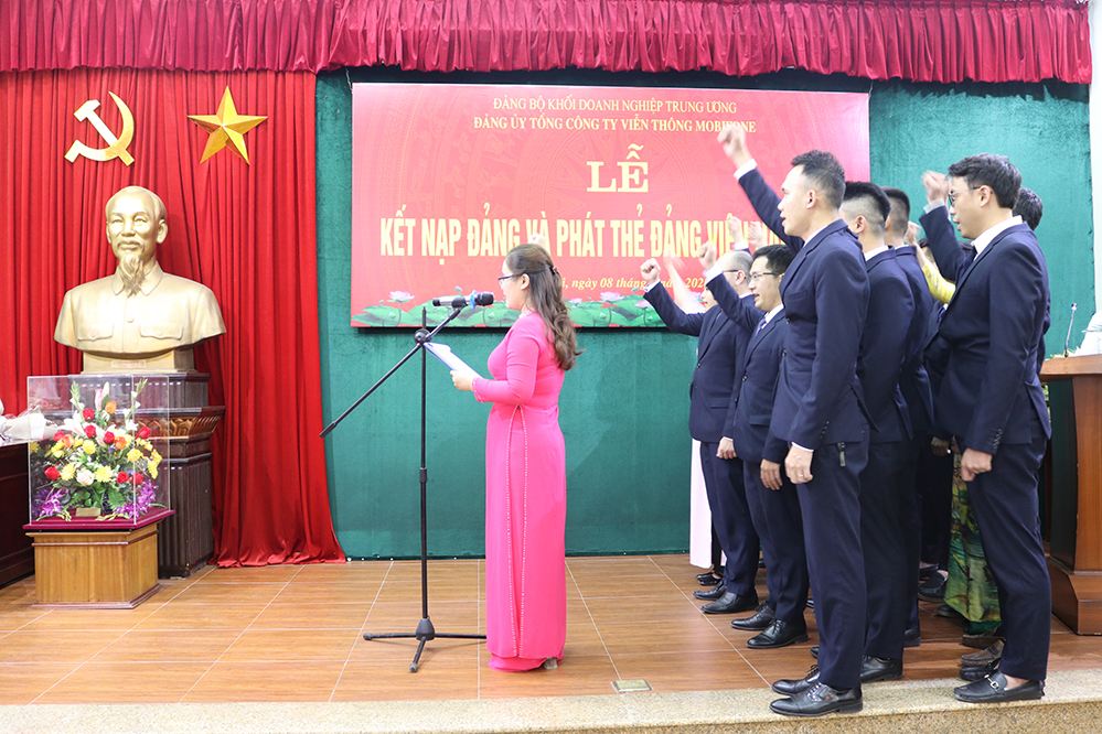 Đảng viên mới tuyên thệ.