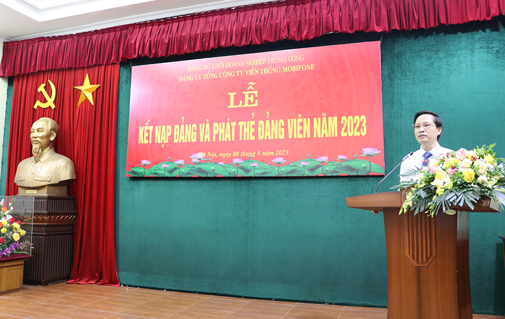 phát biểu tại lễ kết nạp đảng viên mới.