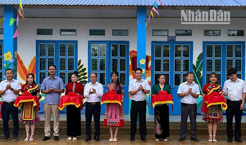 Cắt băng khánh thành Điểm trường mầm non, tiểu học bản Giạng Phổng, xã Ngọc Chiến, huyện Mường La, tỉnh Sơn La.