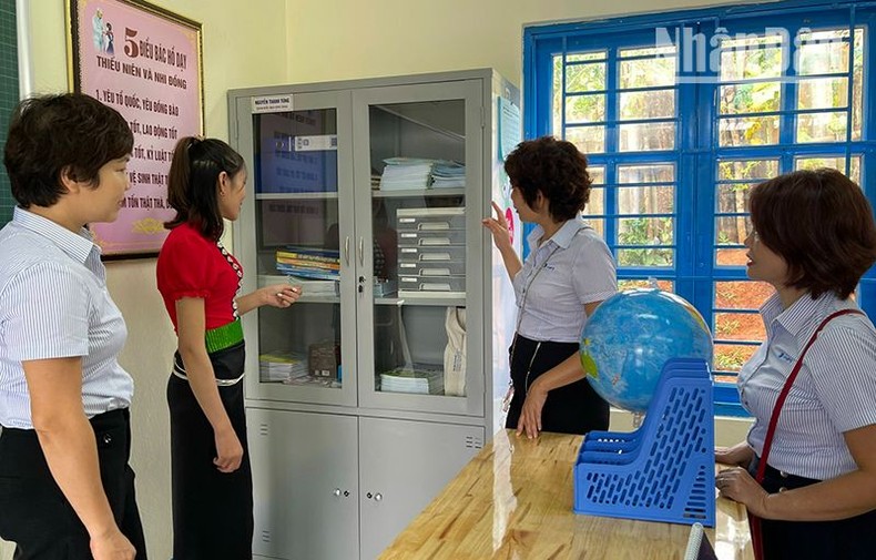 Cùng với đầu tư bàn, ghế, nội thất phòng học, các giáo viên còn được hỗ trợ đầu tư tủ đựng tài liệu, bàn làm việc.