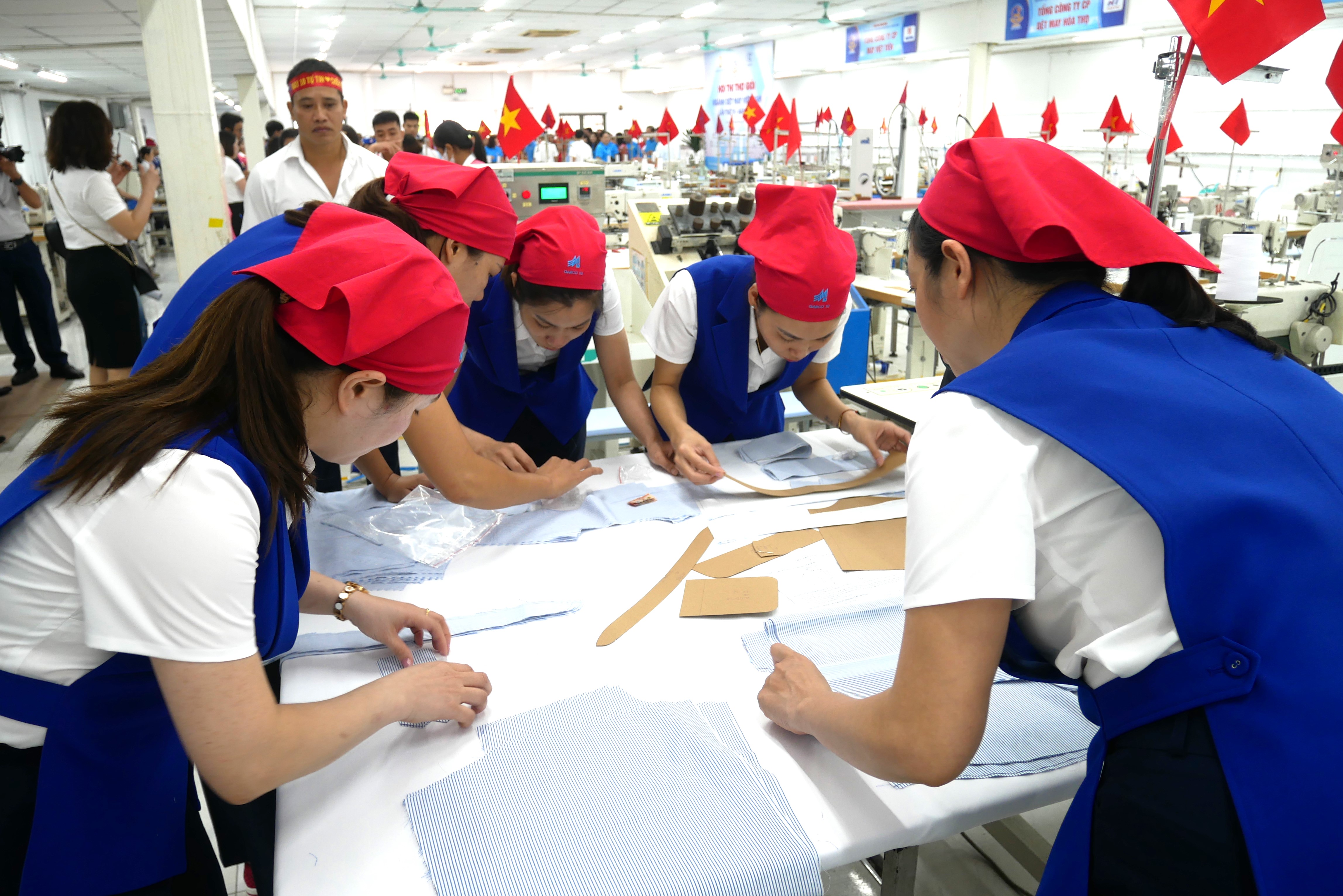 Các đội tích cực thể hiện kỹ năng nghề nghiệp qua các phần thi.