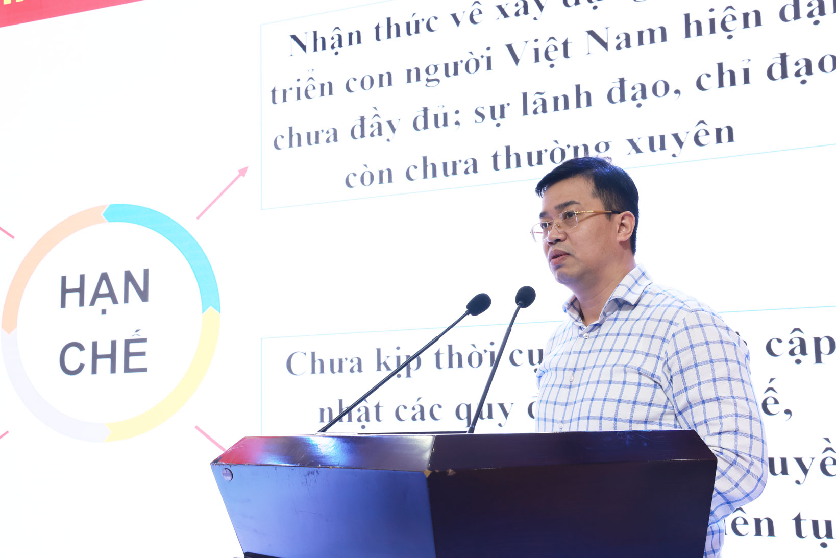 Đồng chí Nguyễn Trung Hiếu, Trưởng ban Tuyên giáo Đảng ủy Khối Doanh nghiệp Trung ương thông tin chuyên đề: “Quán triệt Kế hoạch tổ chức; Thể lệ Giải Búa Liềm vàng Khối Doanh nghiệp Trung ương năm 2023 và giải đáp một số vấn đề”.