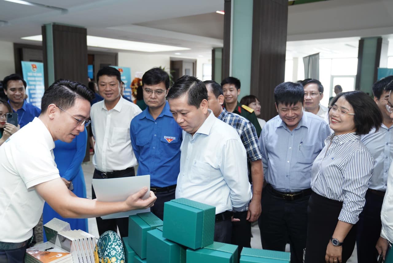 Các đại biểu thăm quan các mô hình, sản phẩm tiêu biểu của Đoàn Khối.