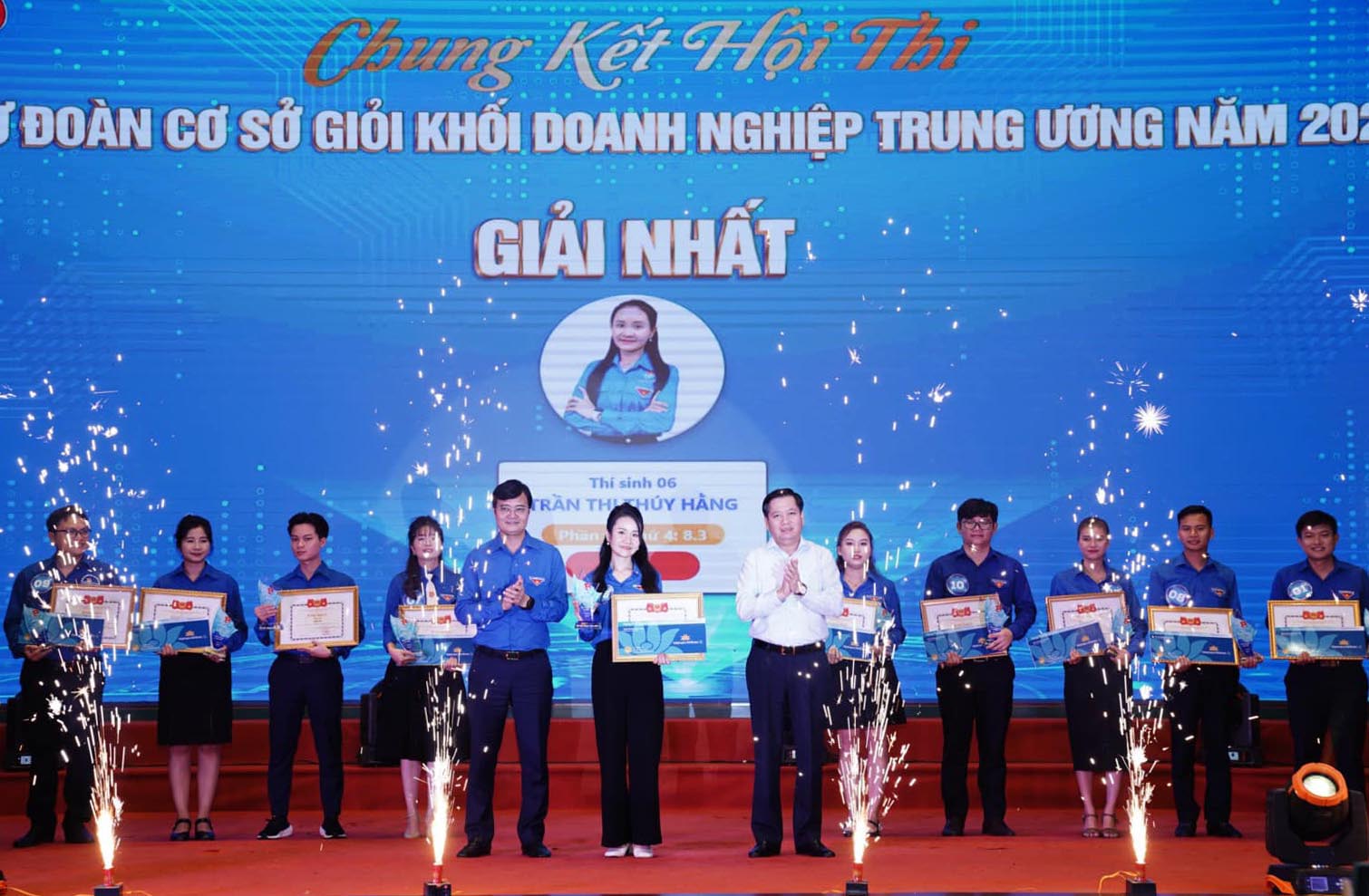 Đồng chí Nguyễn Long Hải, UVDK BCH Trung ương Dảng, Bí thư Đảng ủy Khối và đồng chí Bùi Quang Huy, UVDK BCH Trung ương Đảng, Bí thư thứ nhất TW Đoàn trao giải Nhất cho thí sinh Trần Thị Thuý Hằng- BIDV.