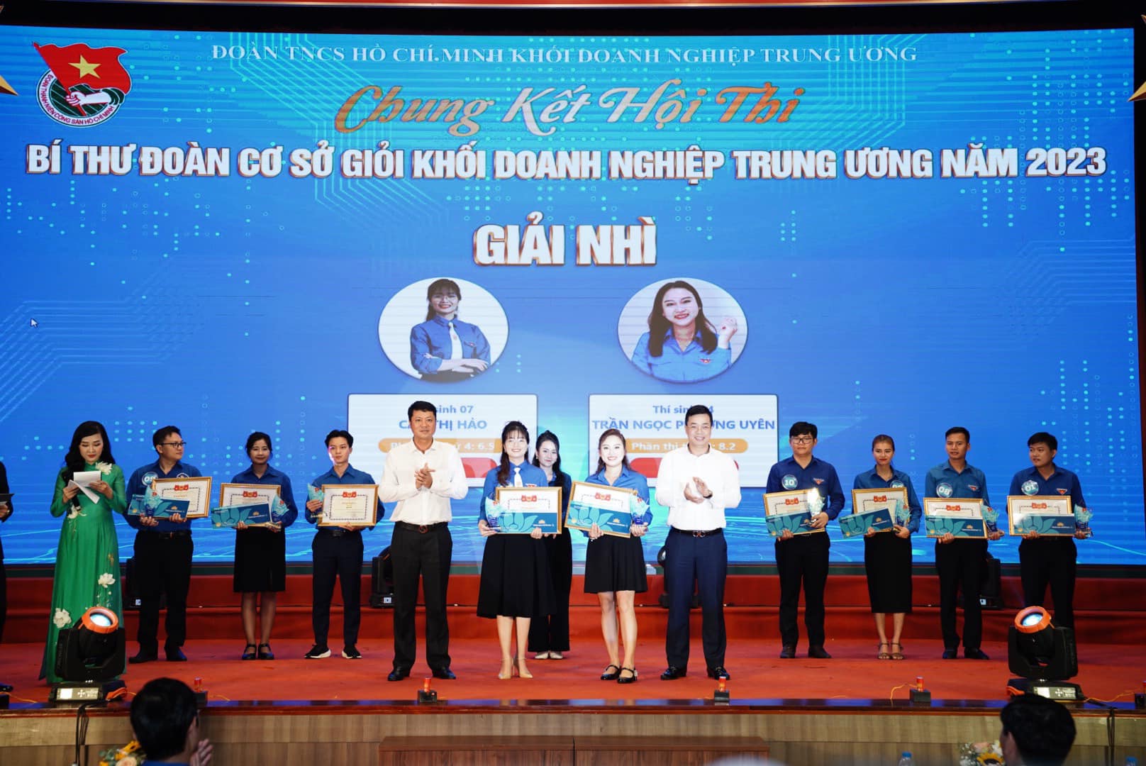 Đồng chí Nguyễn Trung Hiếu, UVBTV, Trưởng BTG ĐUK và đồng chí Lê Ngọc Lâm, PBT Đảng ủy, TGĐ Ngân hàng TMCP ĐT&PT Việt Nam trao giải Nhì cuộc thi cho các thí sinh