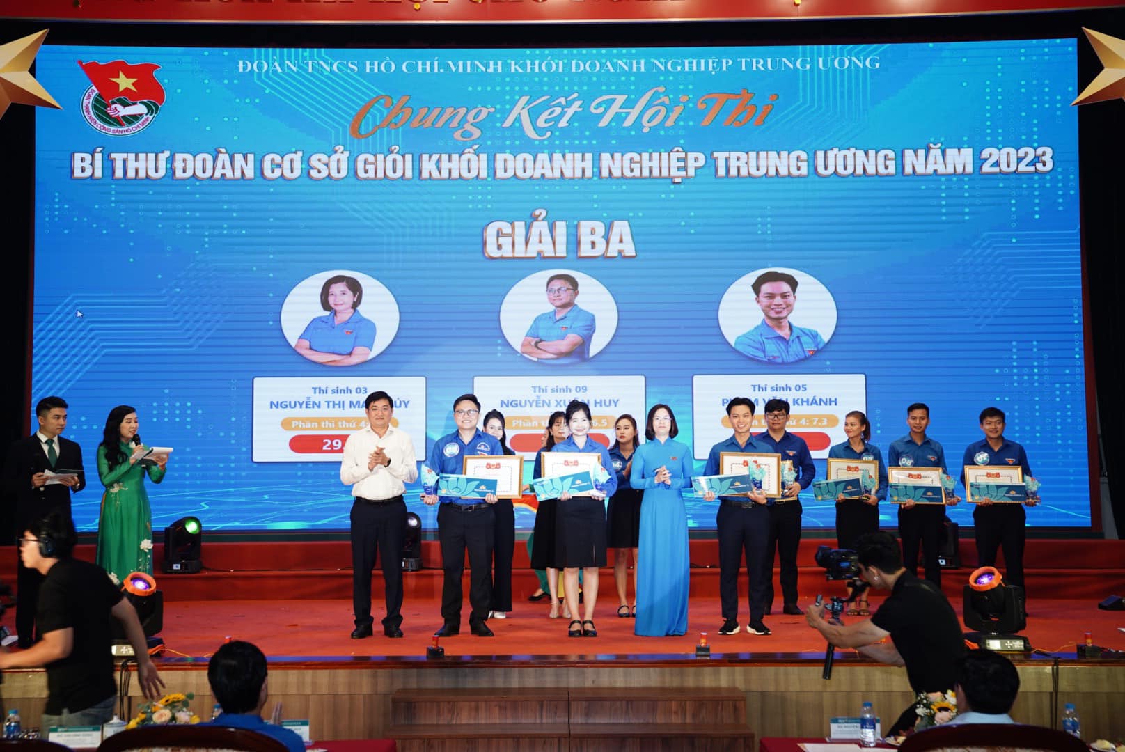 Đồng chí Hoàng Thị Minh Thu, UVBCH Đảng bộ Khối, Bí thư Đoàn Khối và đồng chí Bùi Minh Tuấn, UVBTV, Trưởng Ban Tổ chức TW Đoàn trao giải Ba cho các thí sinh.