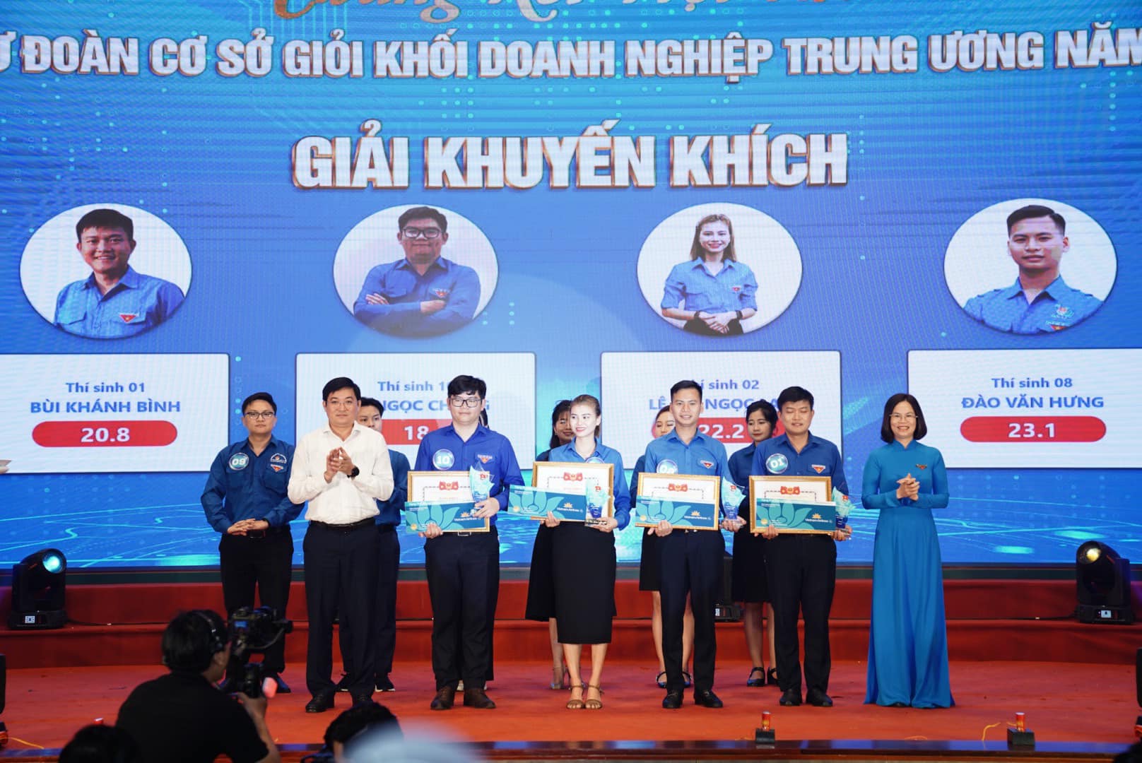 Đồng chí Hoàng Thị Minh Thu, UVBCH Đảng bộ Khối, Bí thư Đoàn Khối và đồng chí Bùi Minh Tuấn, UVBTV, Trưởng Ban Tổ chức T.W Đoàn trao giải Khuyến Khích cho các thí sinh