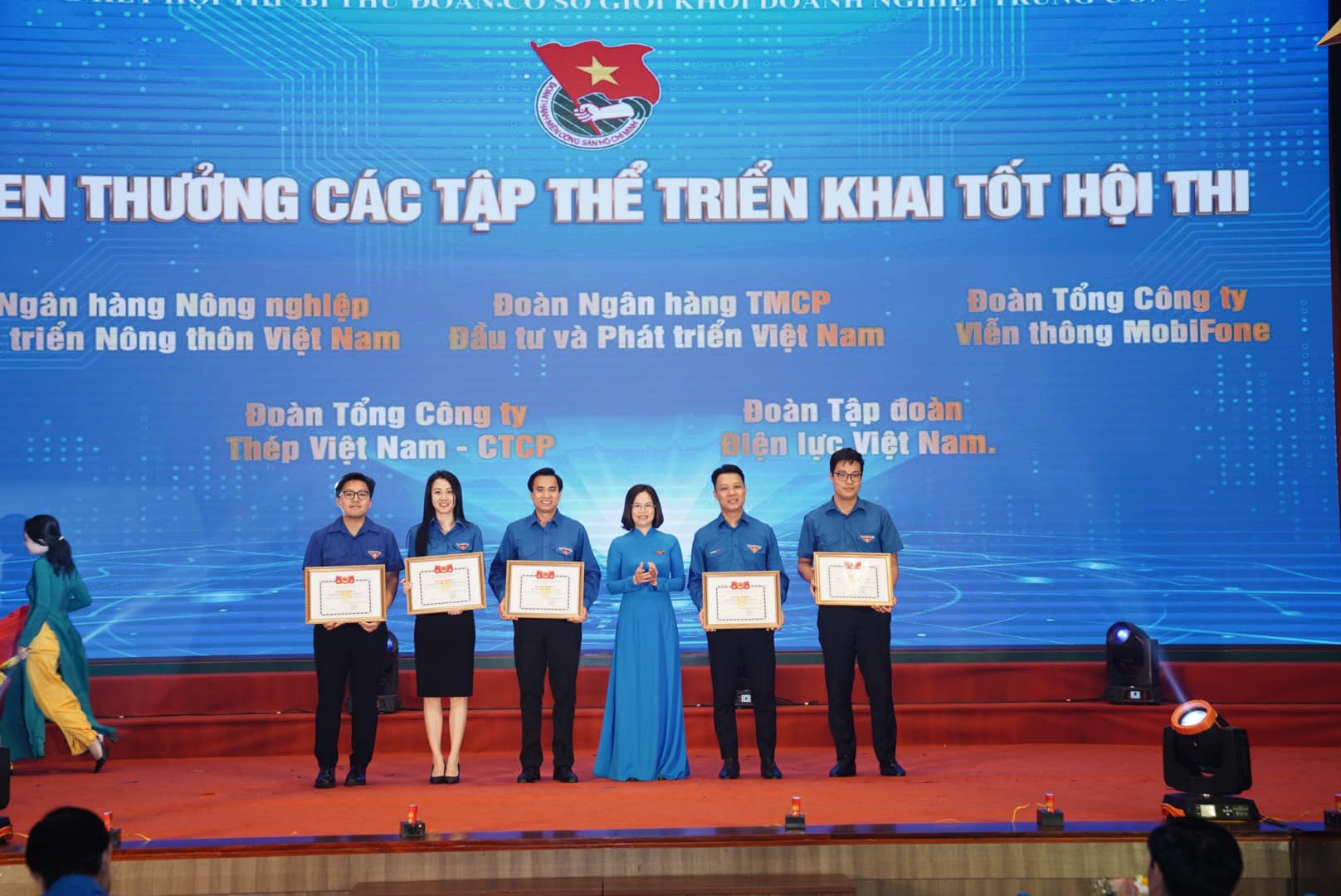 Đồng chí Hoàng Thị Minh Thu, UVBCH Đảng bộ Khối, Bí thư Đoàn Khối  tặng Giấy khen cho các tập thể có thành tích xuất sắc tham gia Hội thi của Trung ương Đoàn