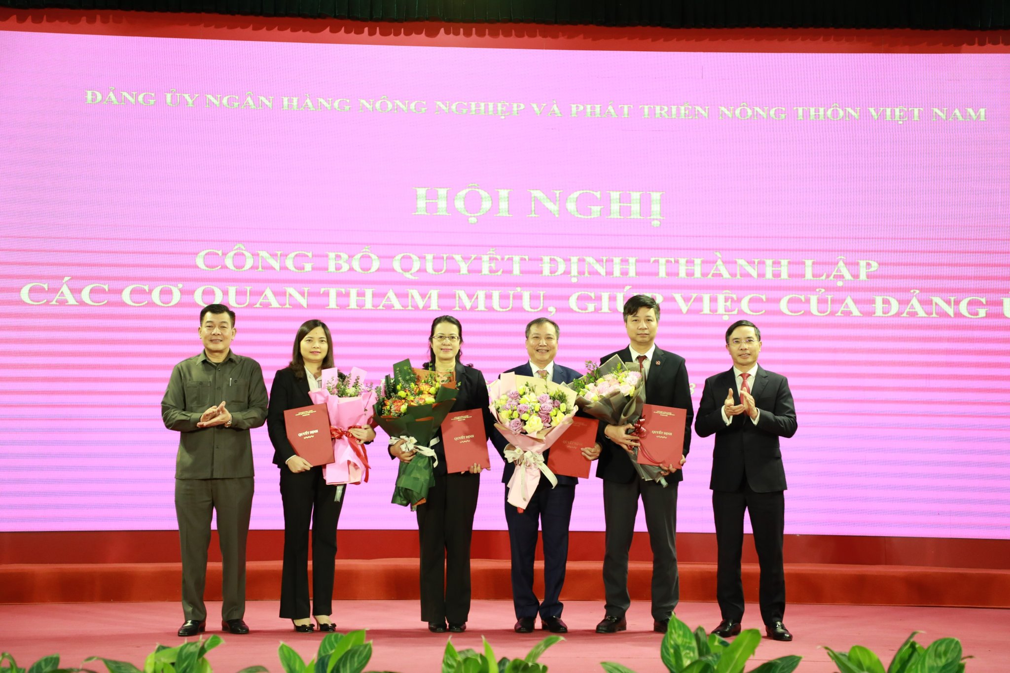 Hội nghị công bố Quyết định thành lập các ban tham mưu Đảng ủy.