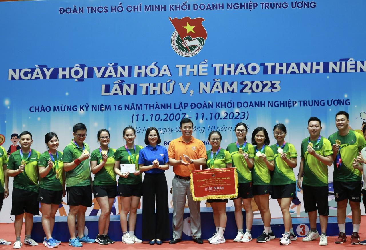 Đồng chí Nguyễn Trung Hiếu, Trưởng Ban Tuyên giáo Đảng ủy Khối và đồng chí Hoàng Thị Minh Thu, Bí thư Đoàn Khối trao giải Nhất môn thi kéo co cho đội Vietcombank.