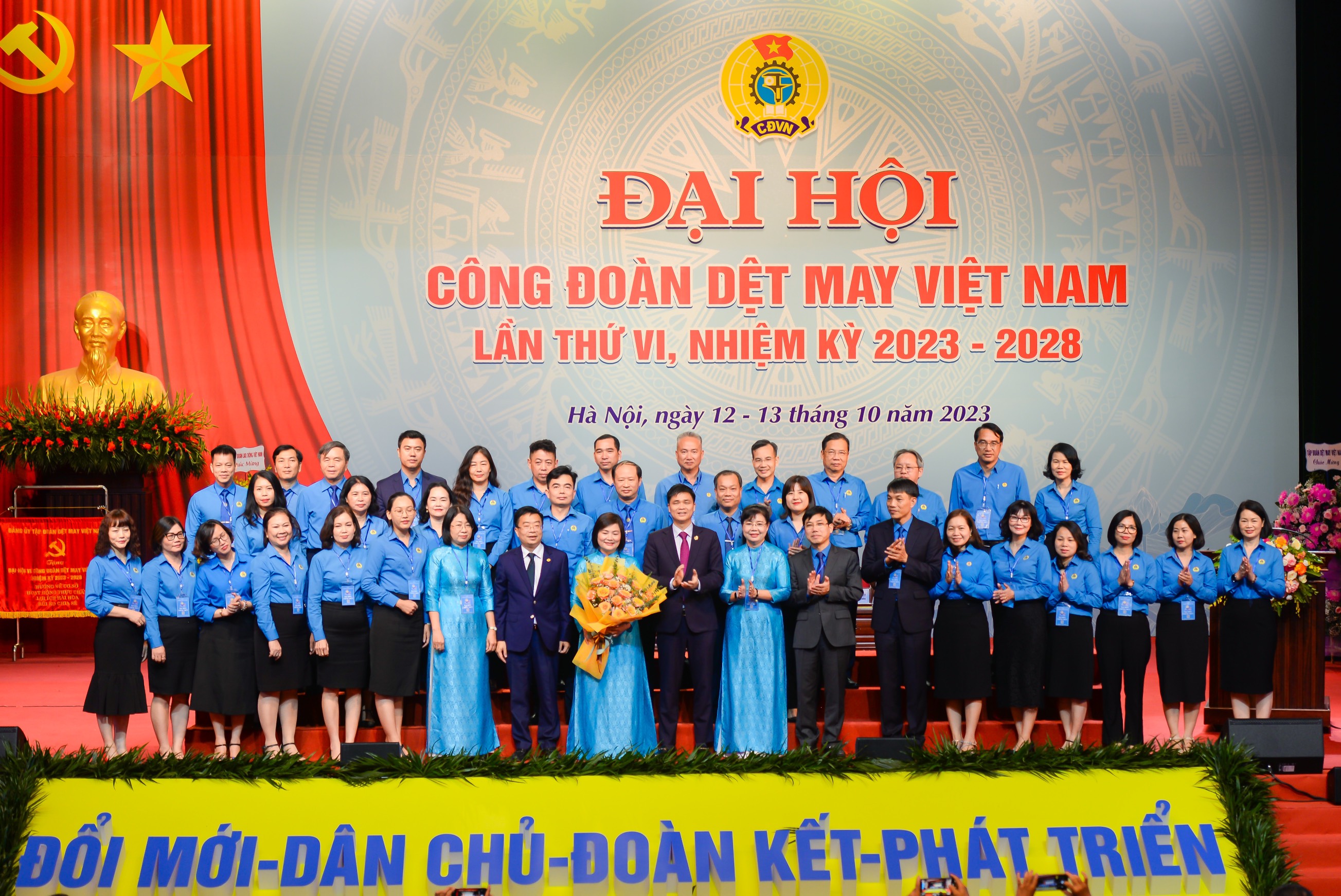 Đại diện lãnh đạo Tập đoàn Dệt may Việt Nam tặng hoa chúc mừng Ban chấp hành nhiệm kỳ 2023-2028.