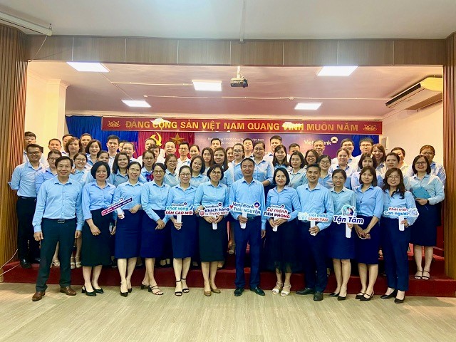 Đồng chí Nguyễn Minh Hạnh, Bí thư Đảng ủy, Giám đốc Chi nhánh chụp ảnh  lưu niệm trong cuộc “Hội thảo truyền thông Chiến lược văn hóa DN  giai đoạn 2023-2023 và Bộ nhận diện văn hóa doanh nghiệp mới” 	