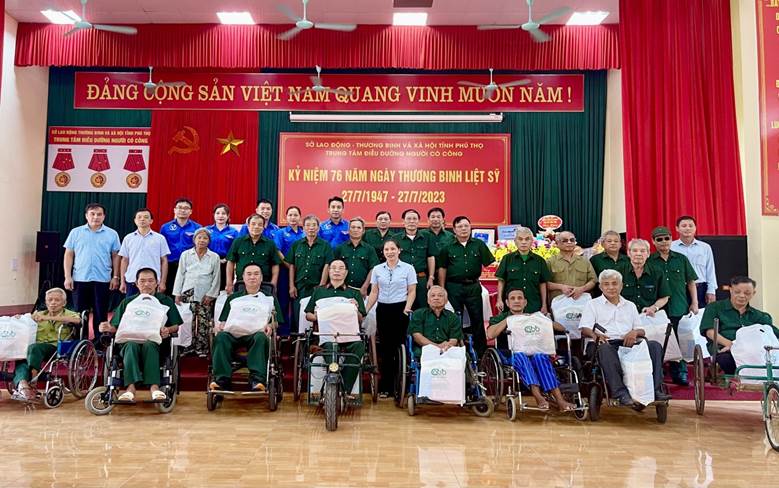 Đoàn thanh niên VINAPACO cùng đại diện lãnh đạo Tổng công ty Giấy Việt Nam tặng quà Trung tâm Điều dưỡng Người có công K5 tỉnh Phú Thọ nhân kỷ niệm Ngày thương binh liệt sĩ .