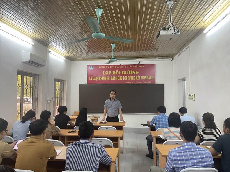 Phó Bí thư Đảng ủy Tổng công ty phát biểu khai giảng lớp học