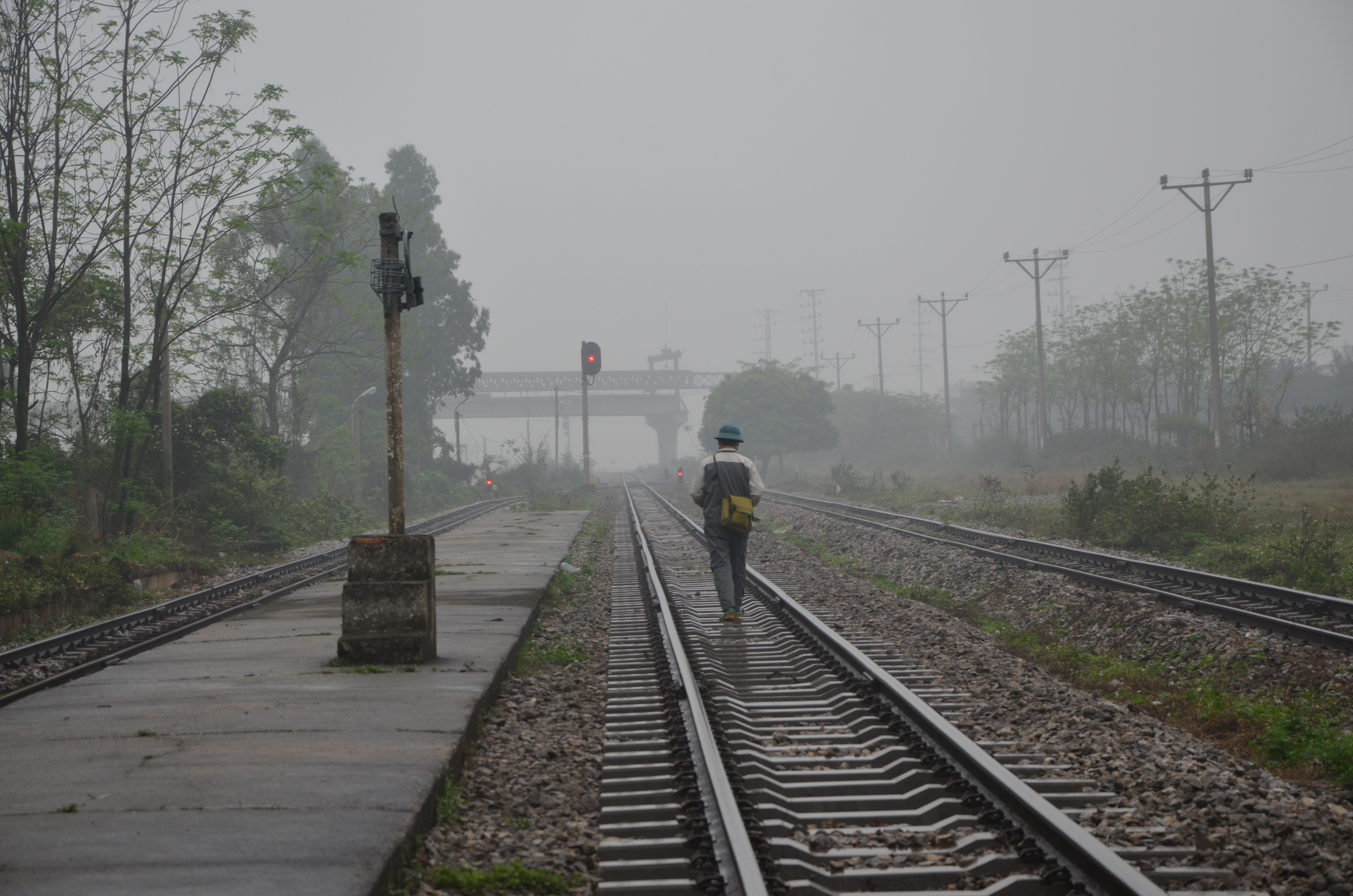“Lẵng lẽ người tuần đường”.