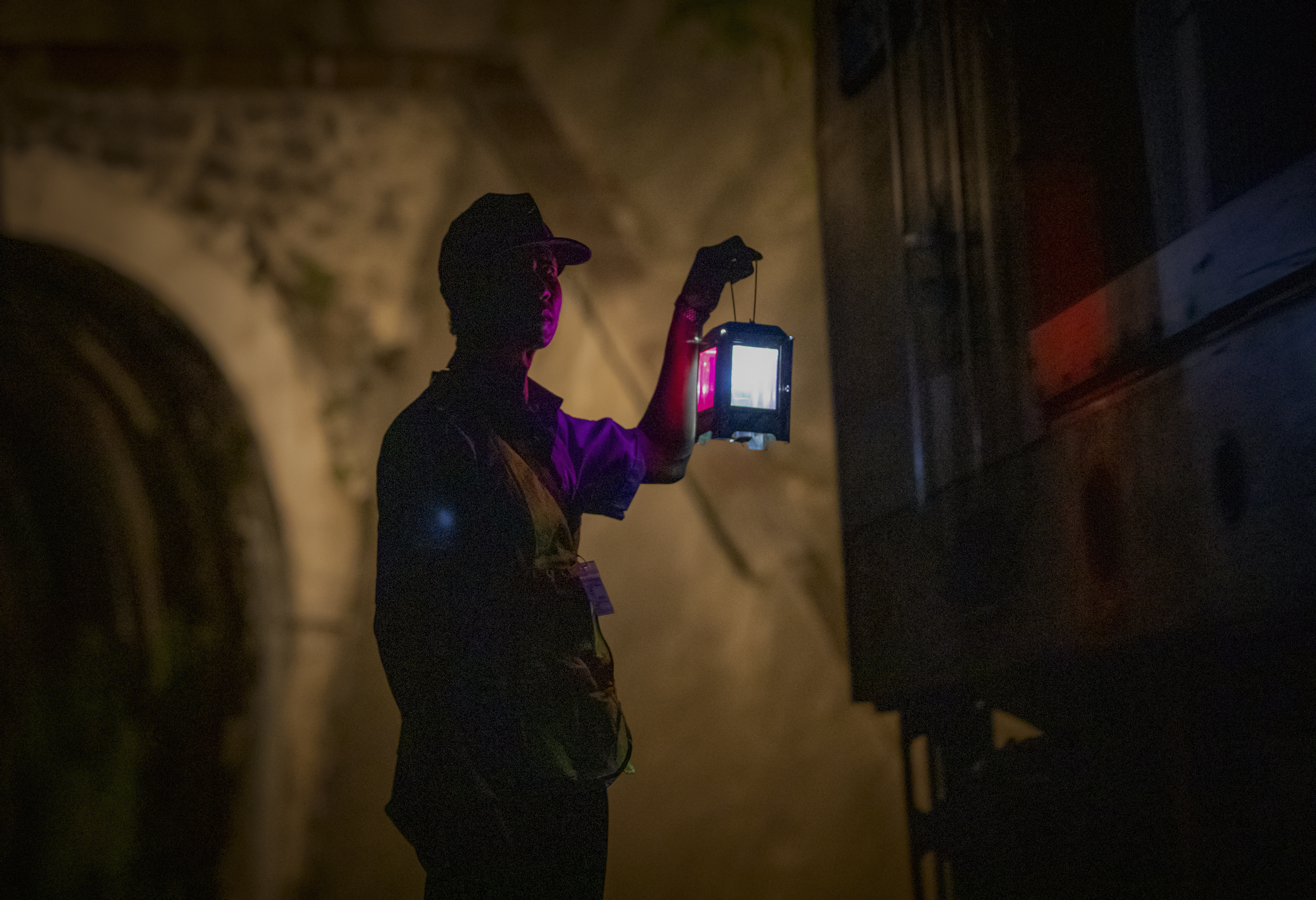 “Báo hiệu an toàn tàu qua hầm”.