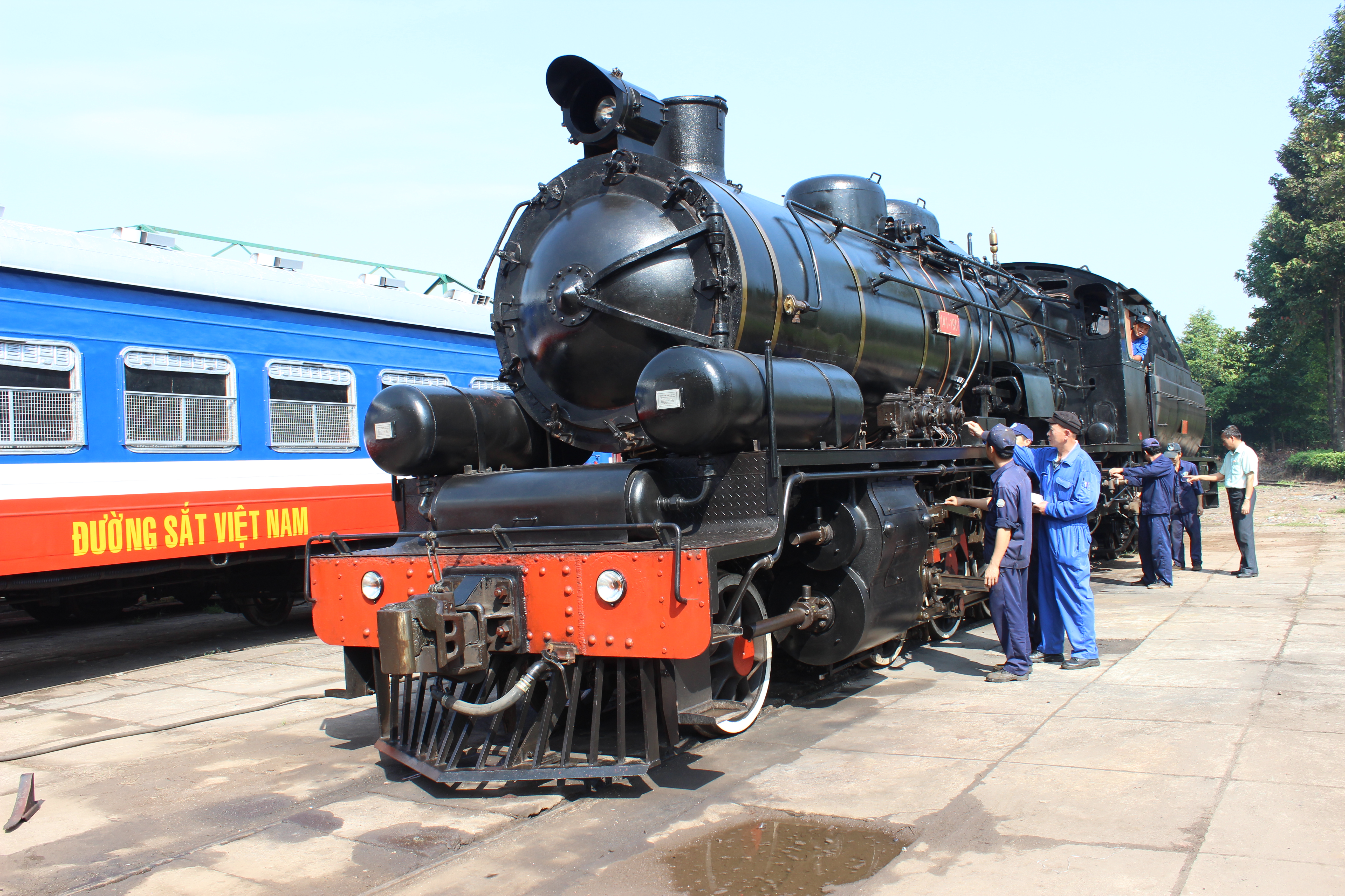 “Khôi phục đầu máy hơi nước”.