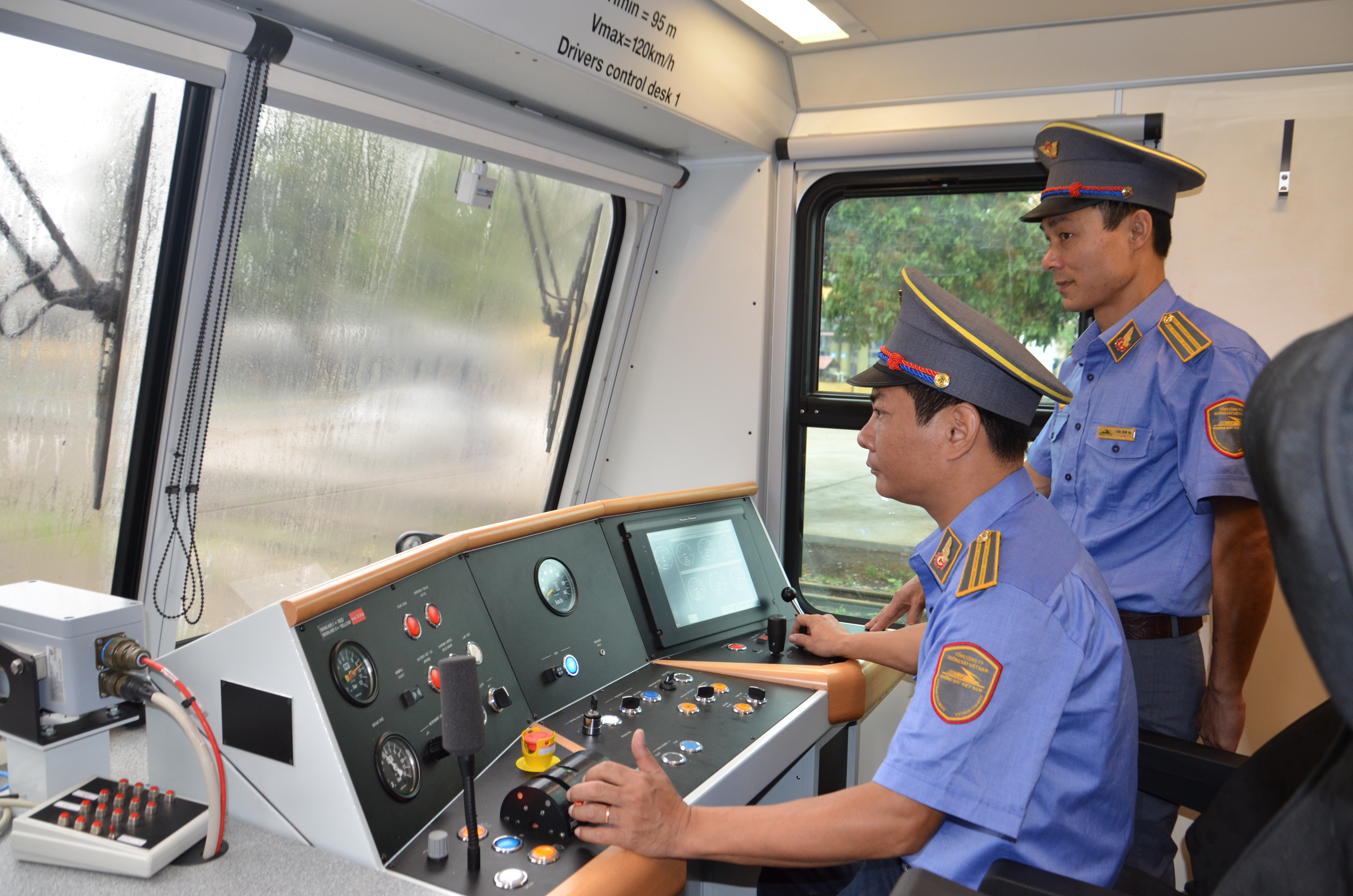 “Kiểm tra tác nghiệp đầu máy trước khi lên ban”.