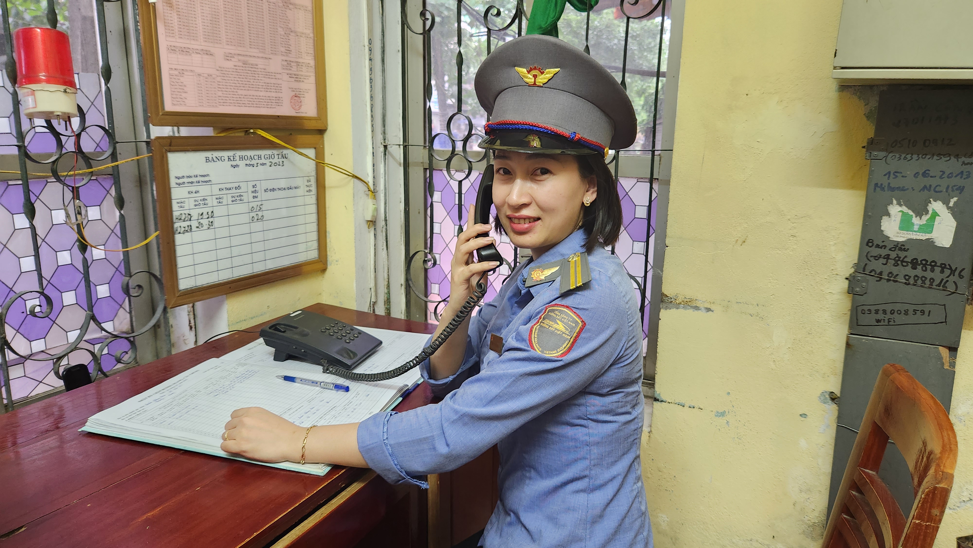 “Nét duyên dáng của nữ công nhân gác đường ngang”.