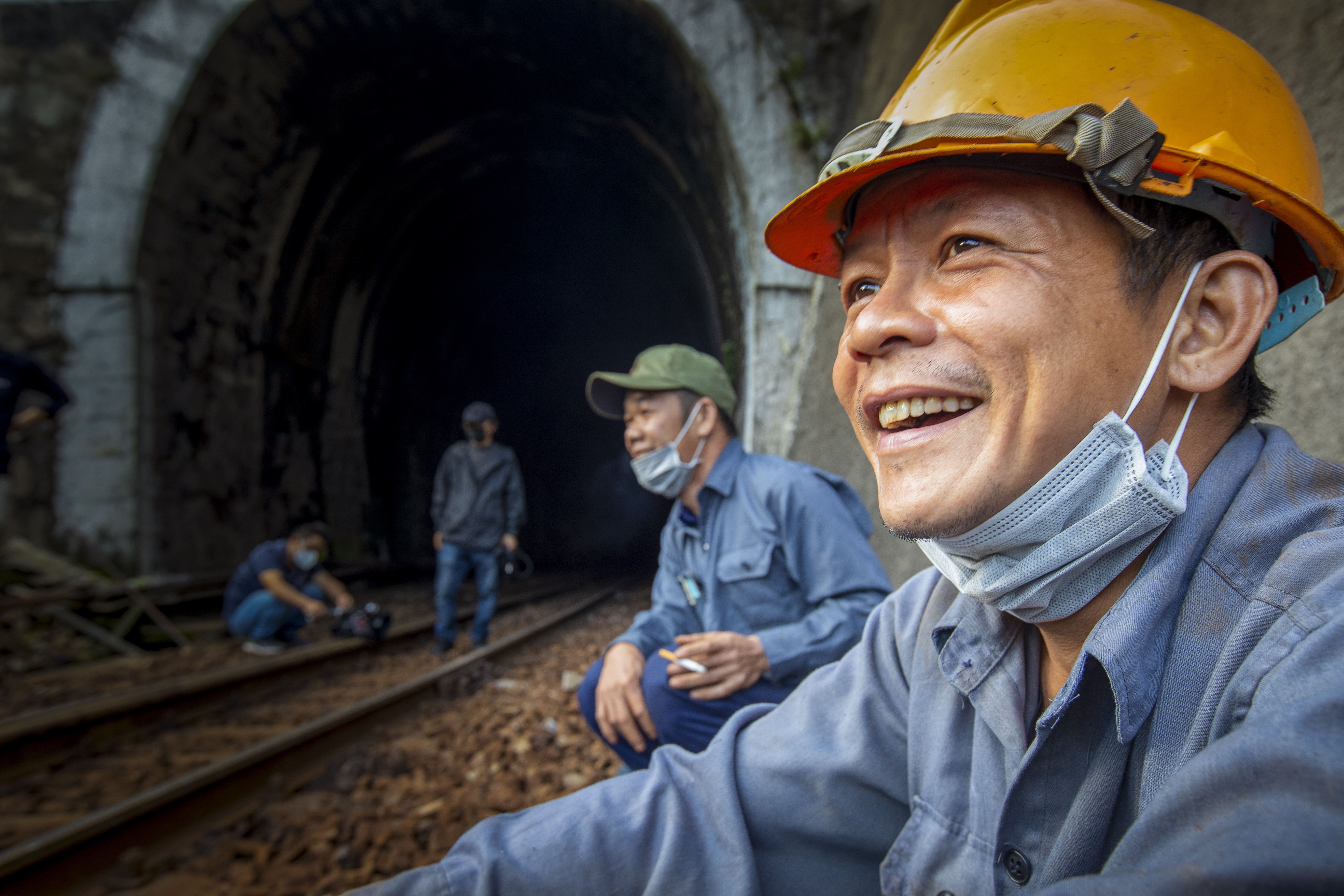 Nụ cười của người công nhân sau ngày làm việc vất vả”.