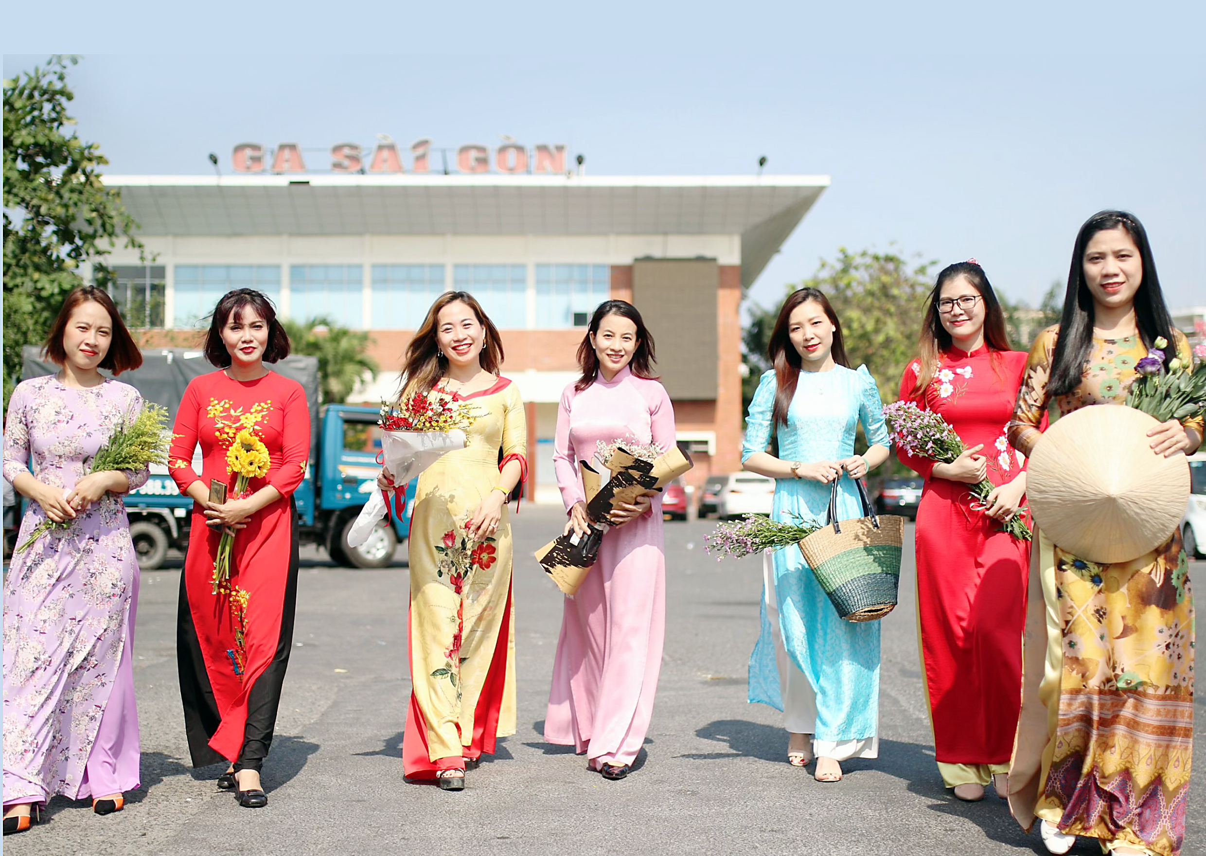 “Áo dài trong nắng sớm”.