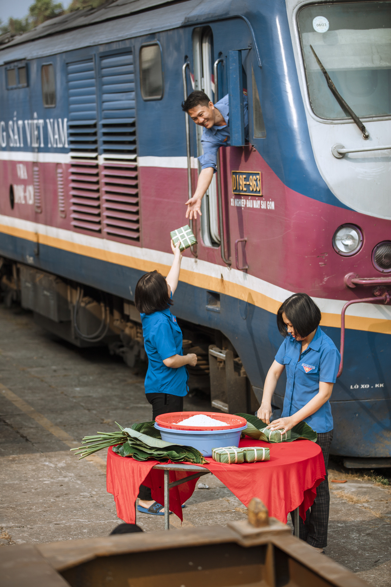 “Tết về trên sân ga”.